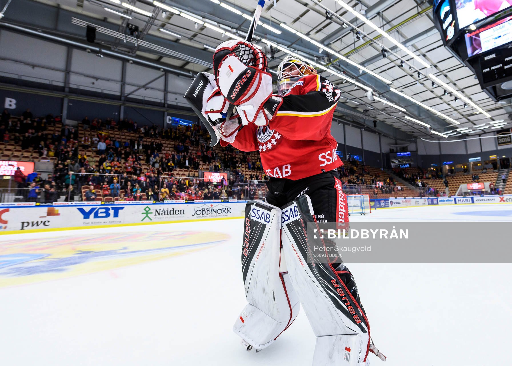 Luleås målvakt Joel Lassinatti firar vinsten framför