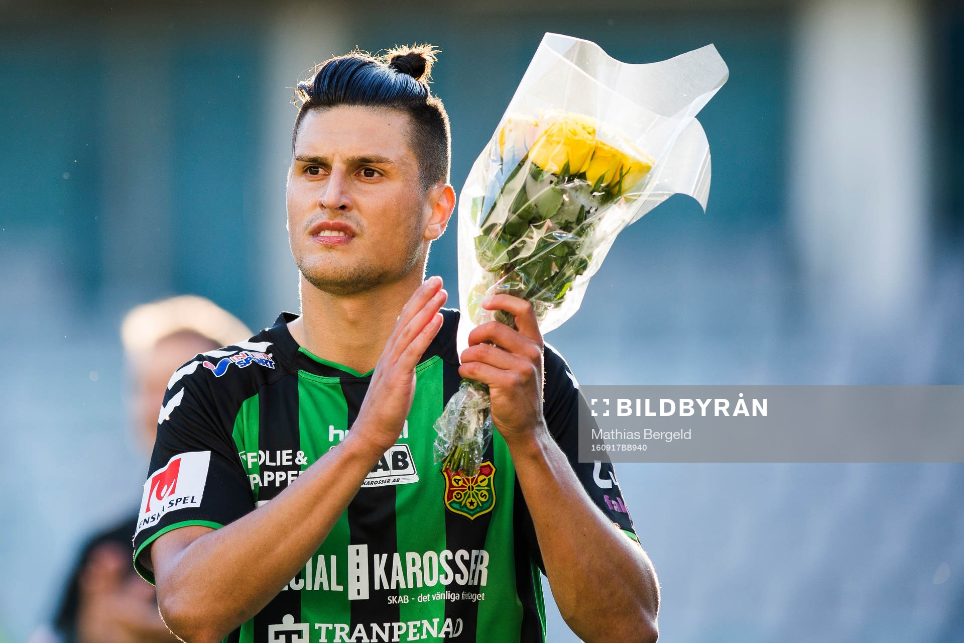 GAIS Luka Mijaljevic med blommor han fått som matchens
