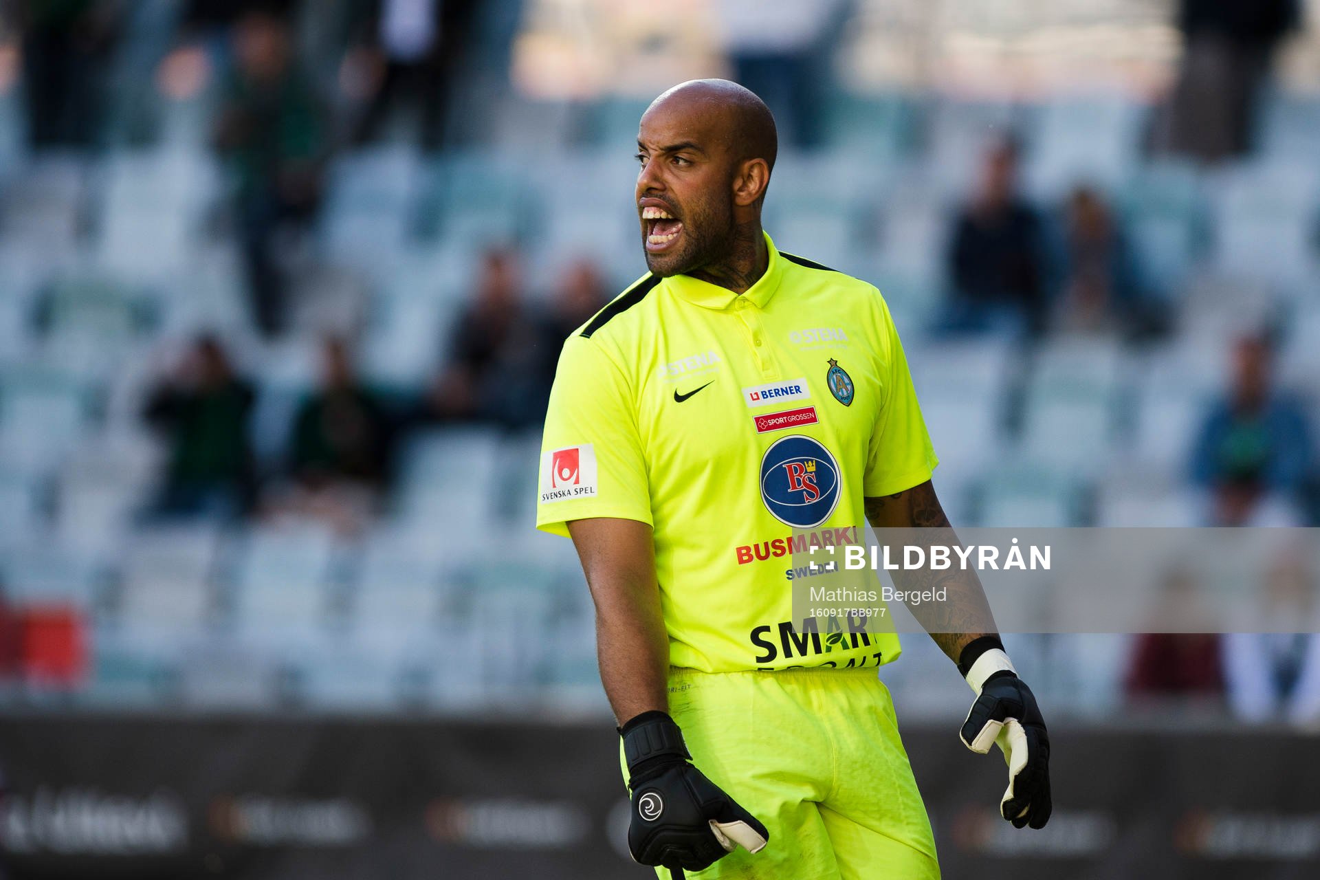 Athletics målvakt Joshua Wicks reagerar