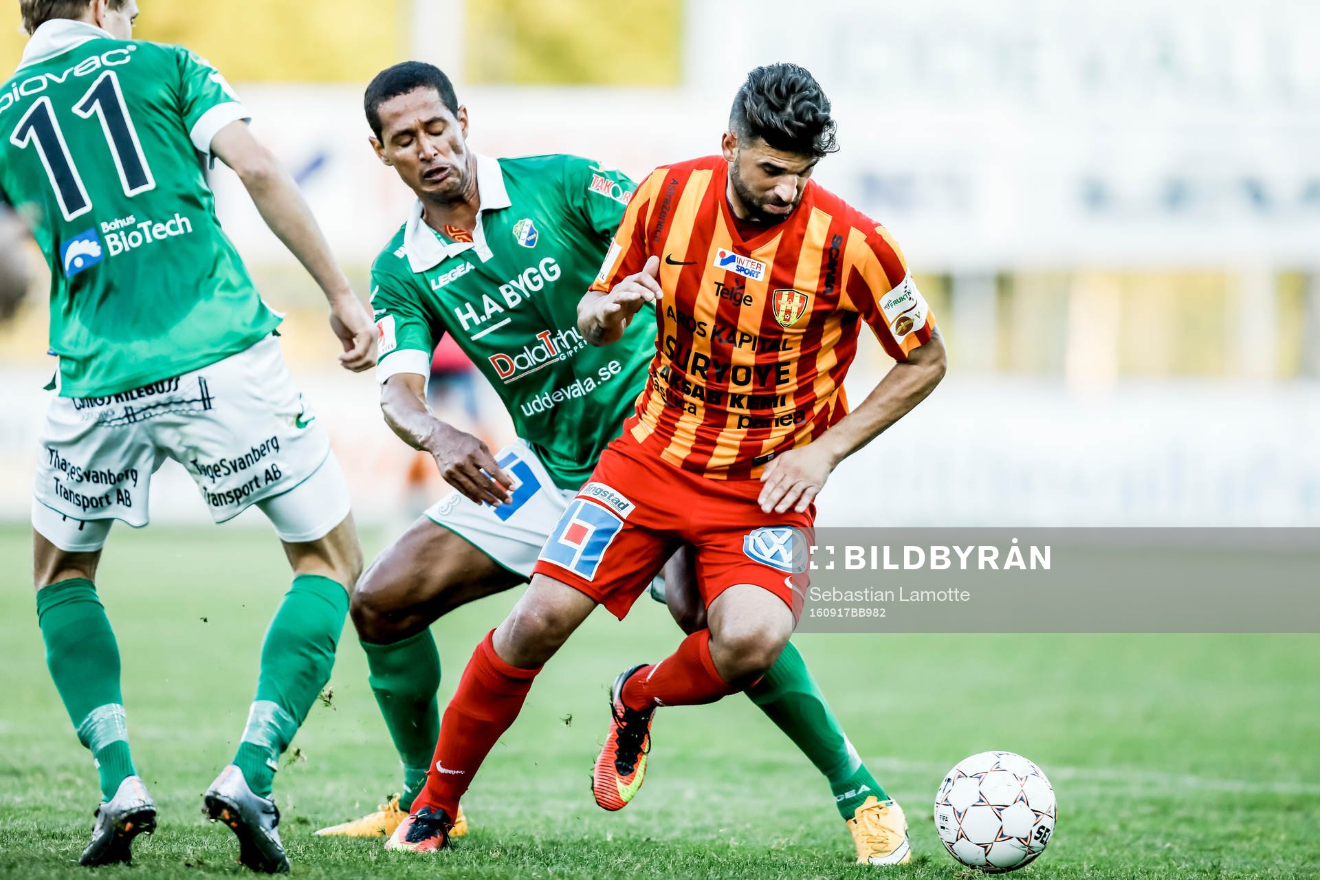 Syrianskas Mattias Mete före Ljungskiles Josemar Santana