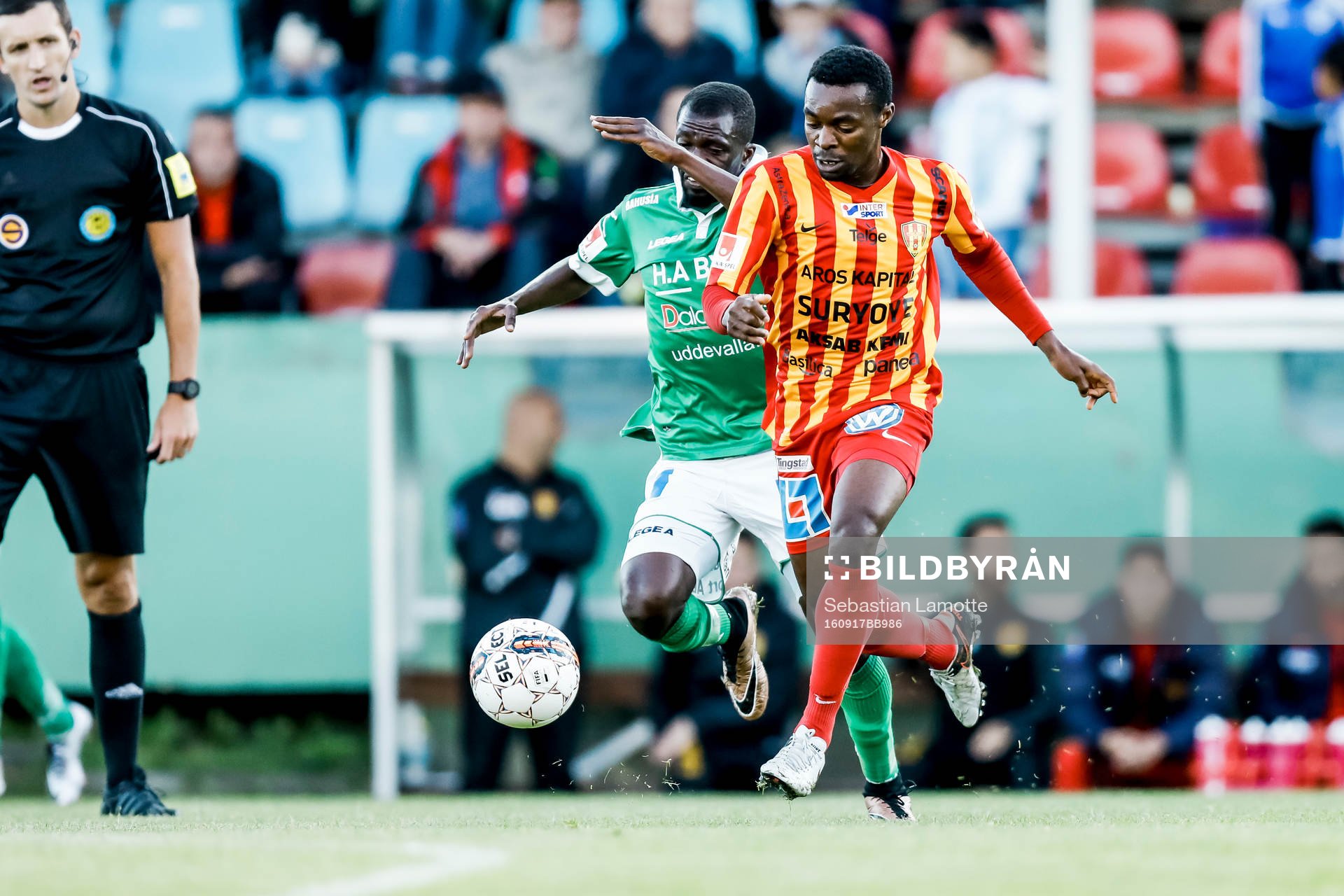 Syrianskas Success Nwosu  före Ljungskiles Yussif Chibsah