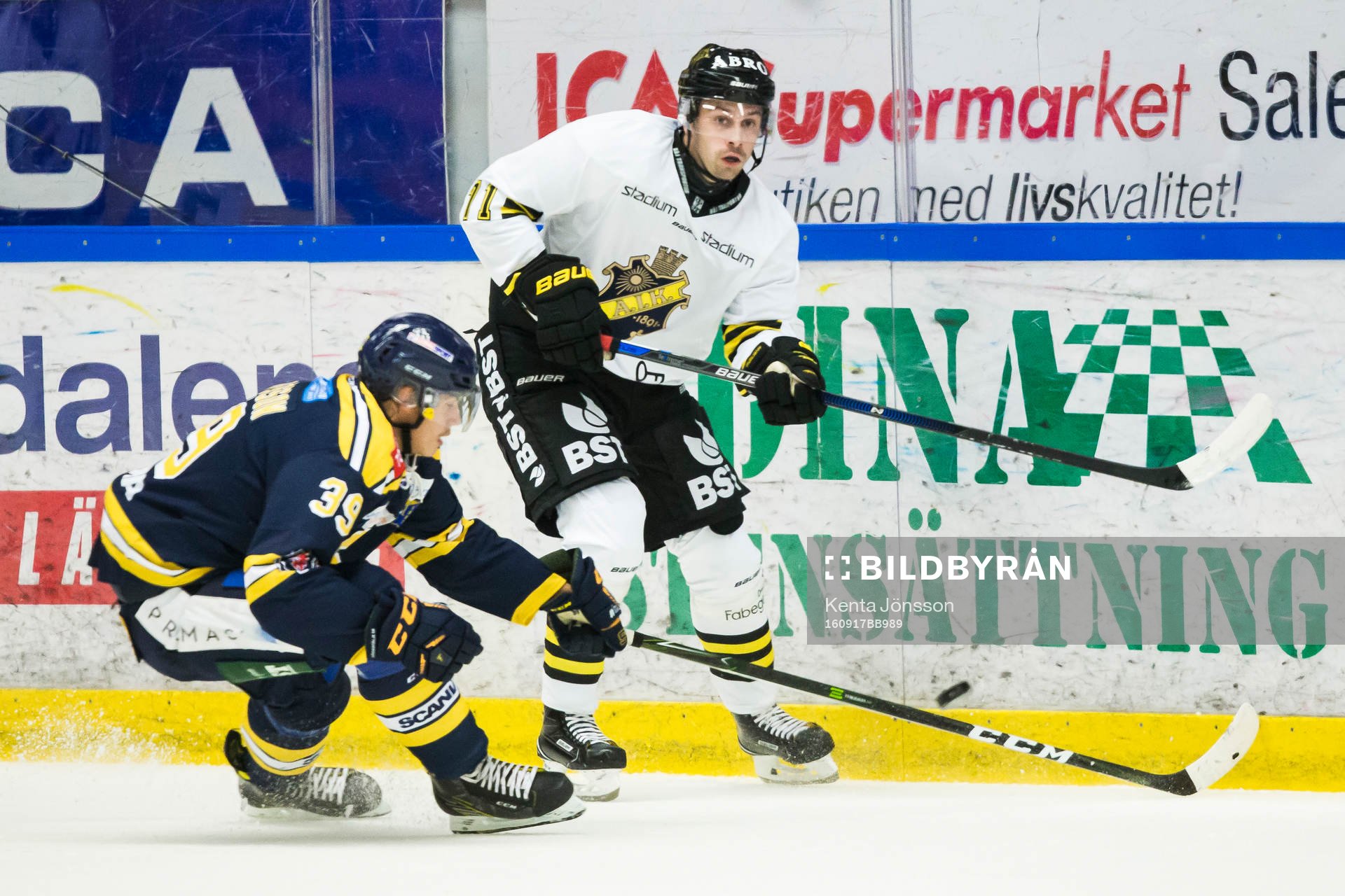 s Daniel Olsson Trkulja i kamp om pucken Södertäljes Karl