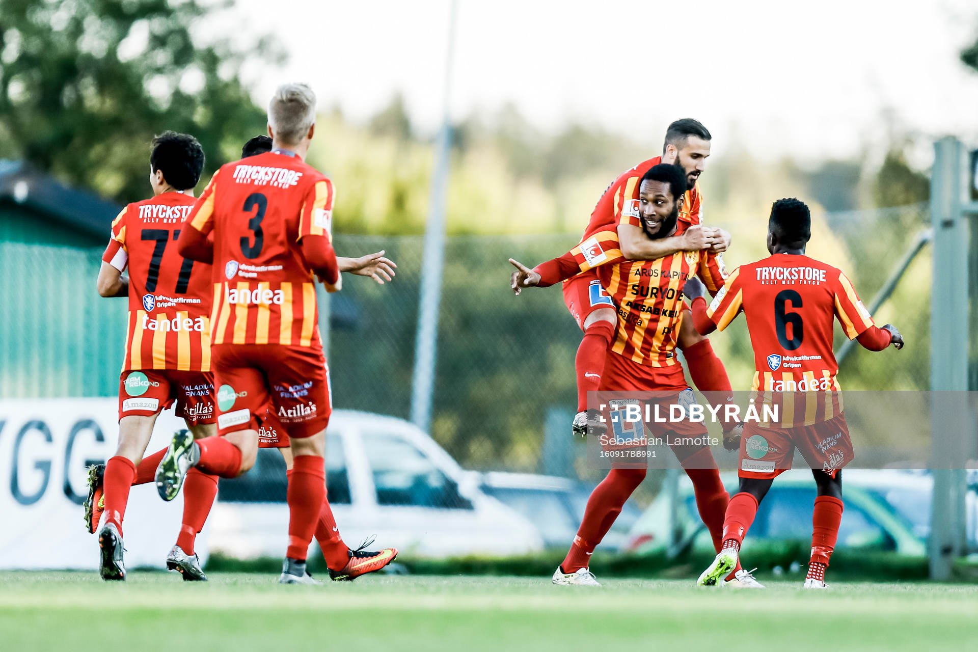 Syrianskas Yoann Arquin har gjort 0-1 och jublar med lagkamraterna under fotbollsmatchen i Superettan mellan Ljungskile och Syrianska den 17 September 2016 i Ljungskile.
