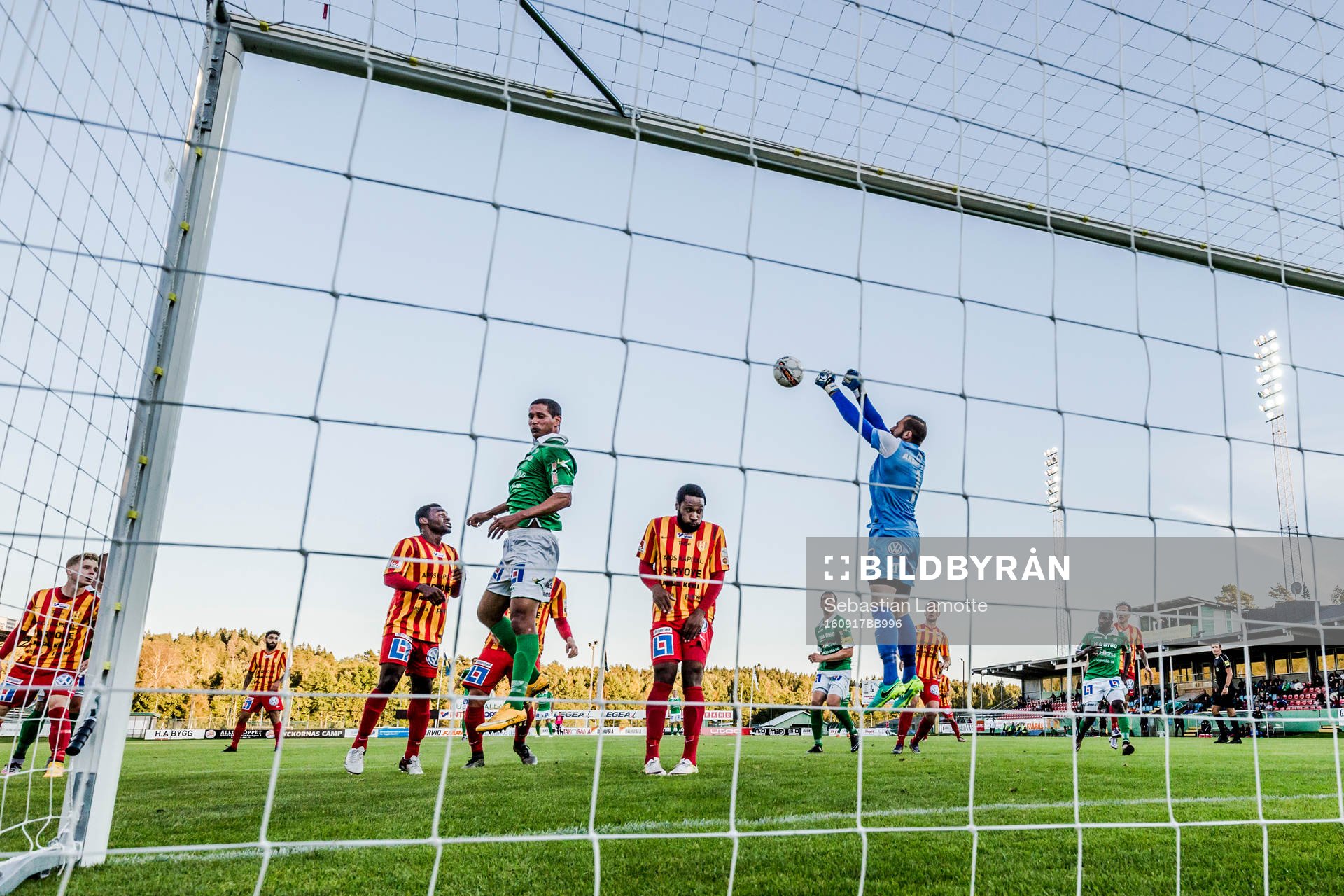 Syrianskas målvakt Dejan Garaca fångar en hörna före