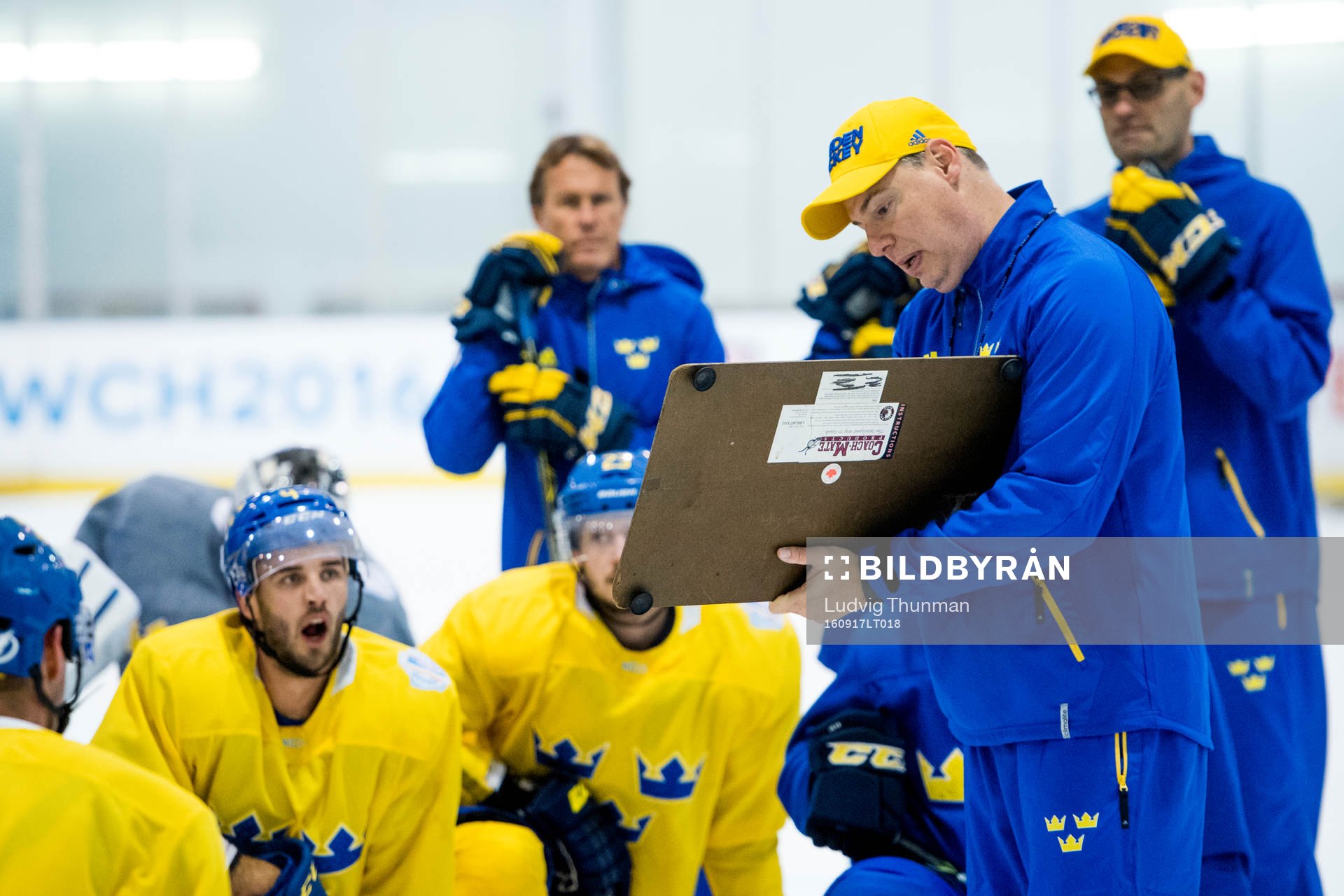 Sveriges förbundskapten Rikard Grönborg leder en samling