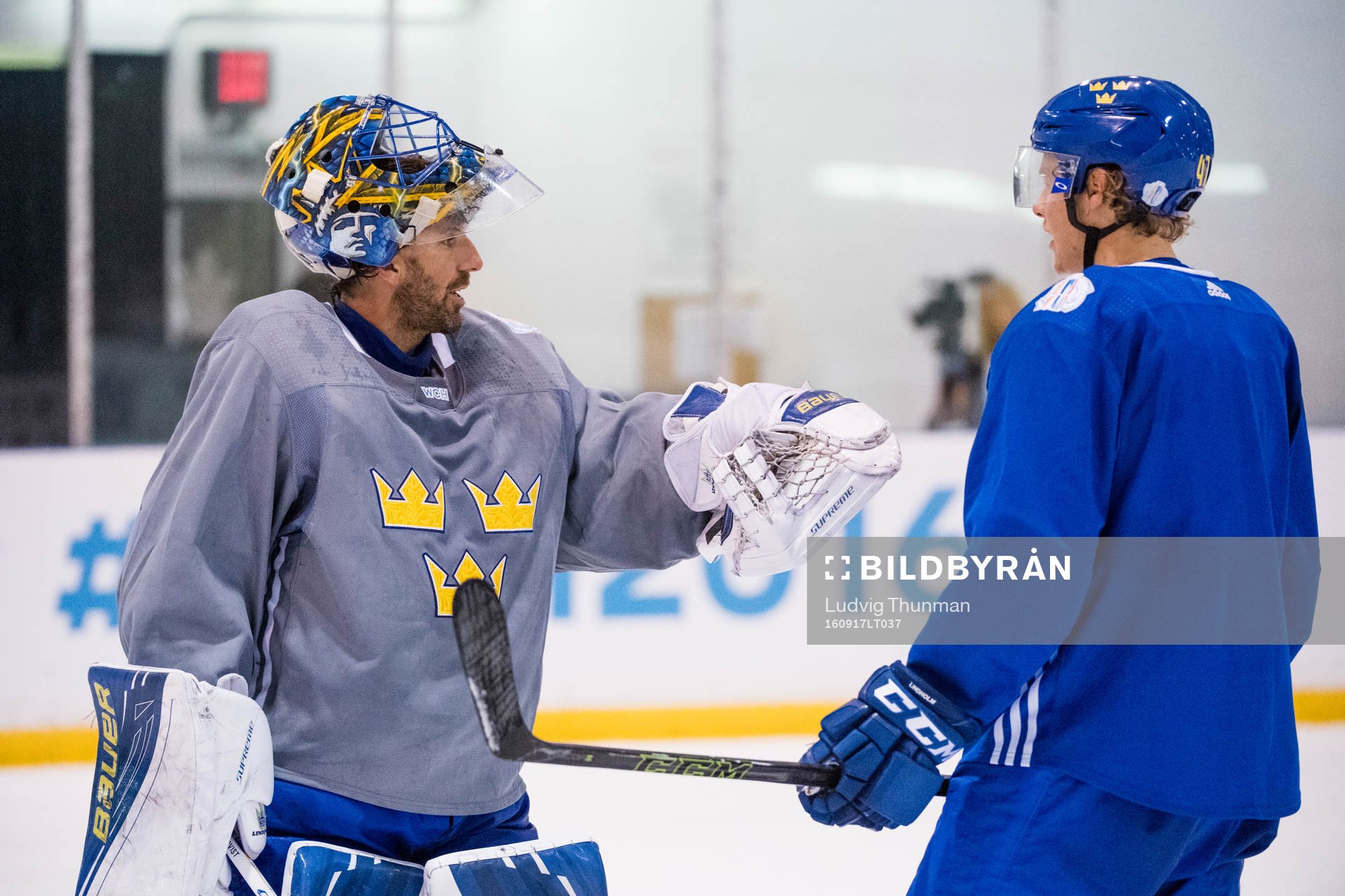 Sveriges målvakt Henrik Lundqvist och Hampus Lindholm