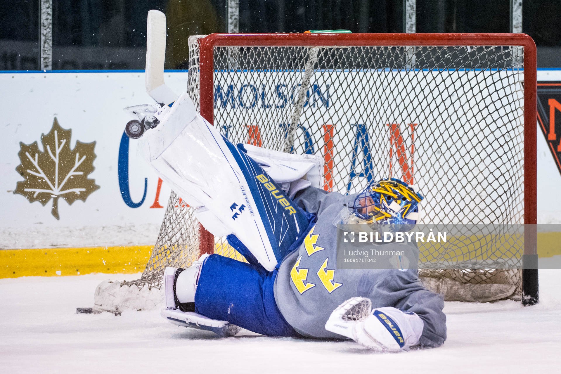 Sveriges målvakt Henrik Lundqvist räddar