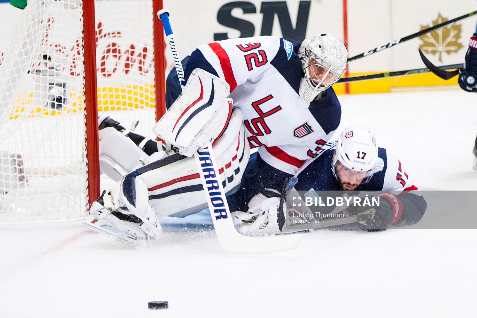 s målvakt Jonathan Quick får påhälsning från Ryan