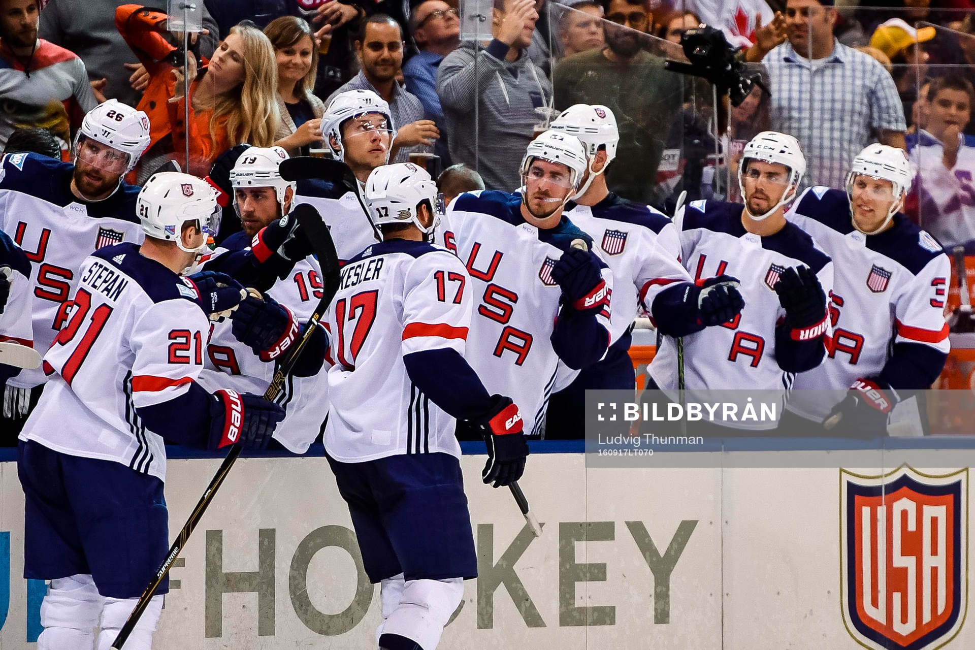 s Derek Stepan och Ryan Kesler jublar