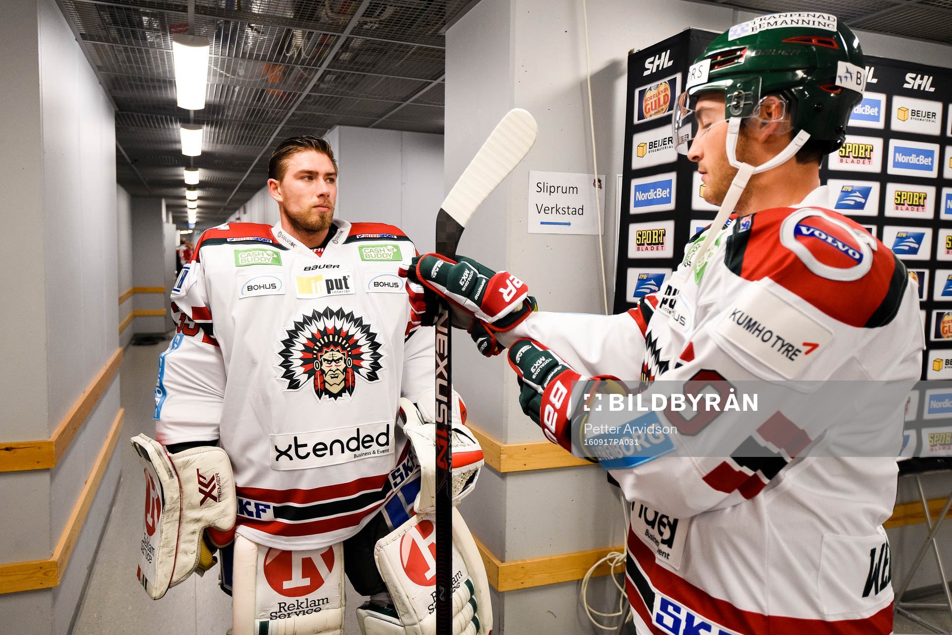 Frölundas målvakt Dan Bakala och Casey Wellman före