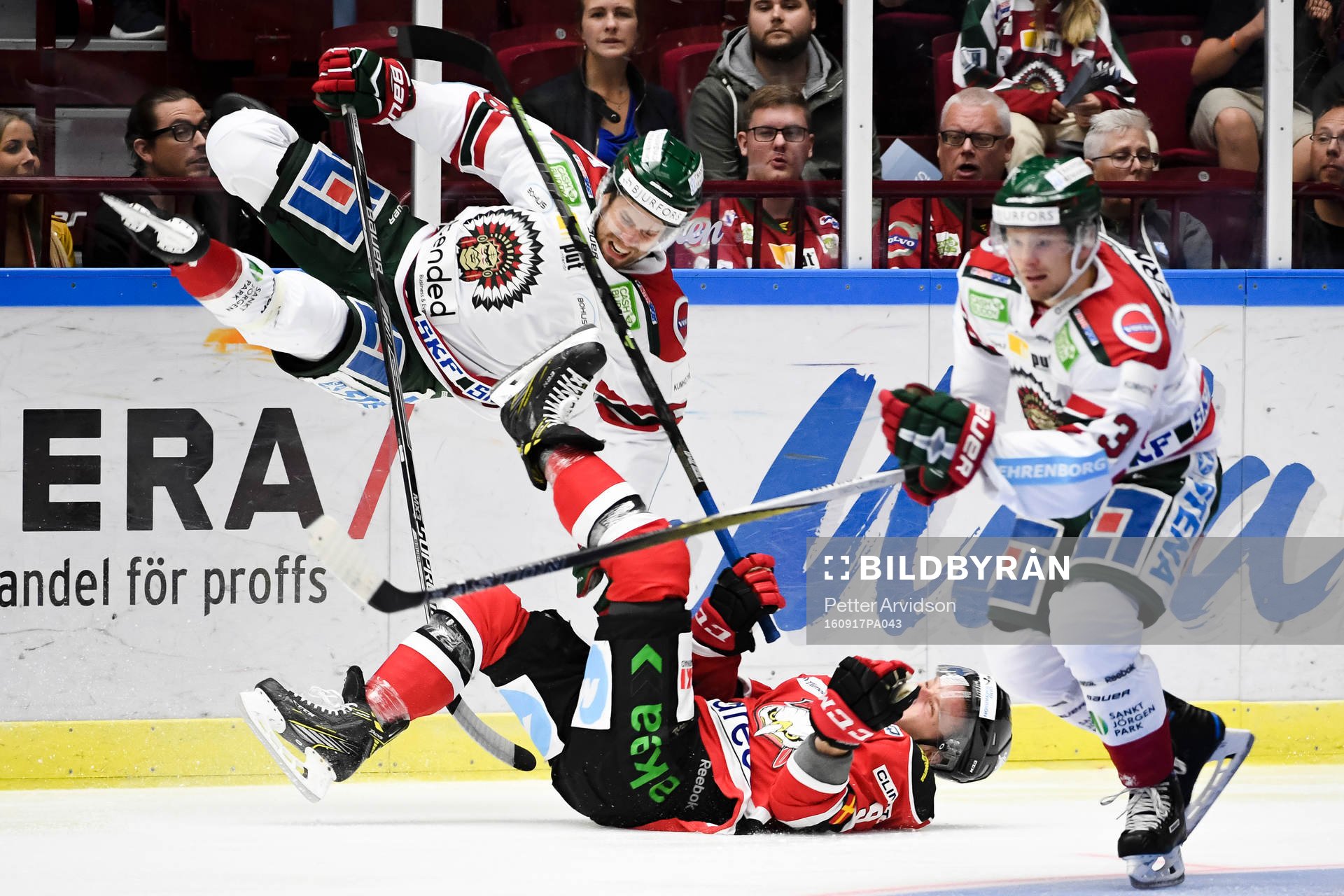 Frölundas Jonathan Sigalet tacklar Malmö Redhawks