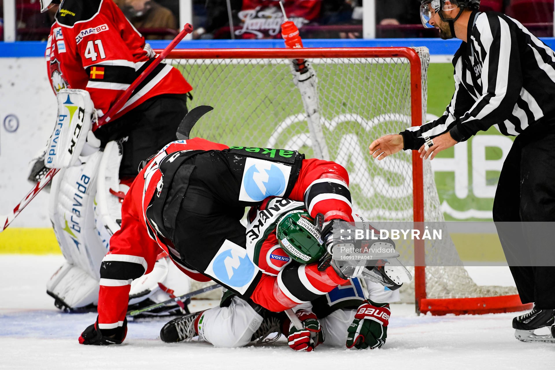 Malmö Redhawks Noah Welch och Frölundas Simon Hjalmarsson