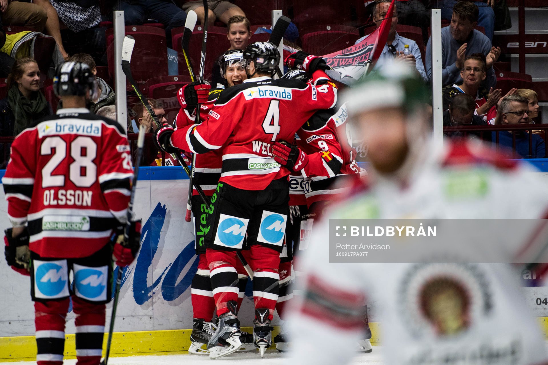 Malmö Redhawks Robin Alvarez och Noah Welch jublar med