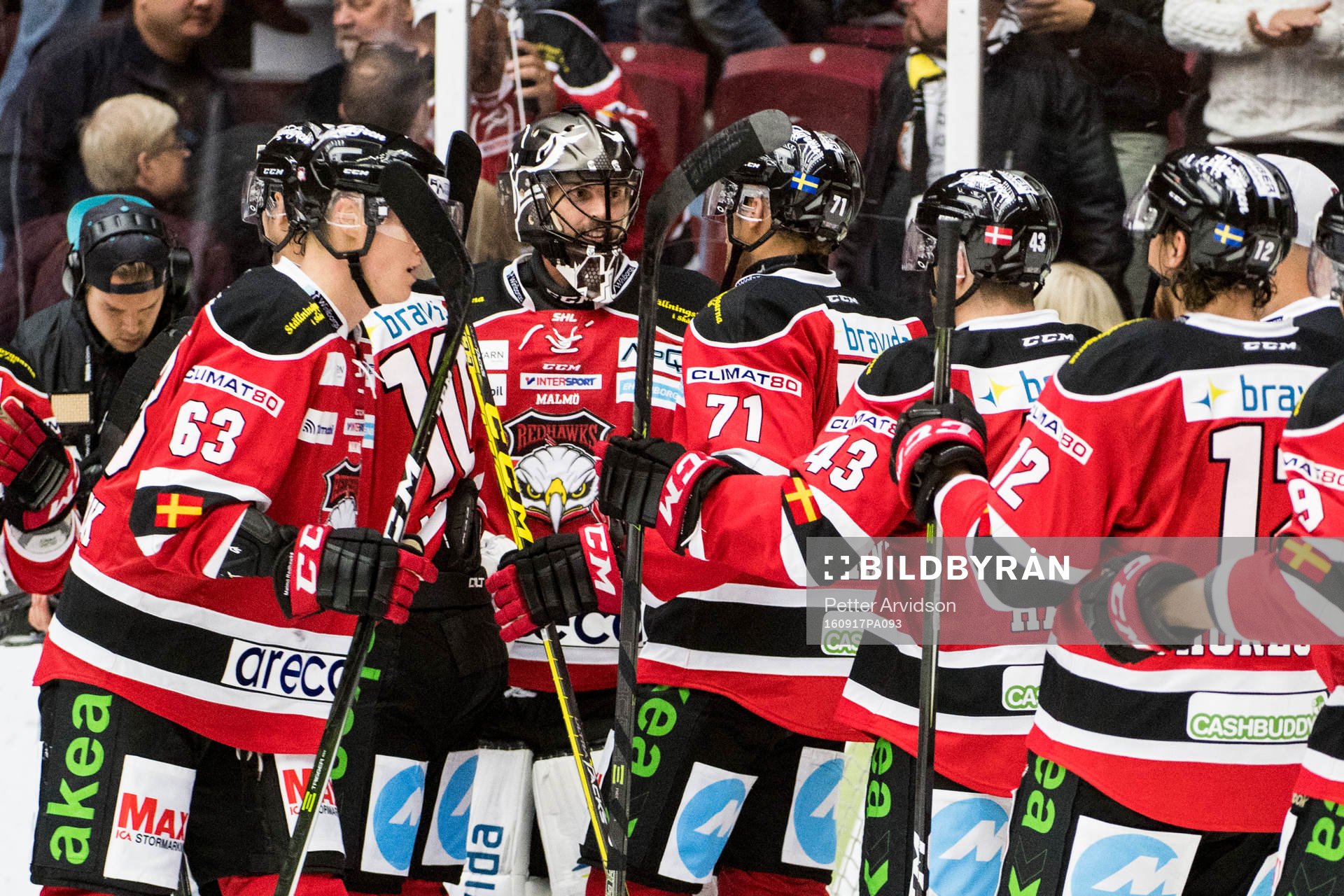 Malmö Redhawks spelare jublar med målvakt Cristopher