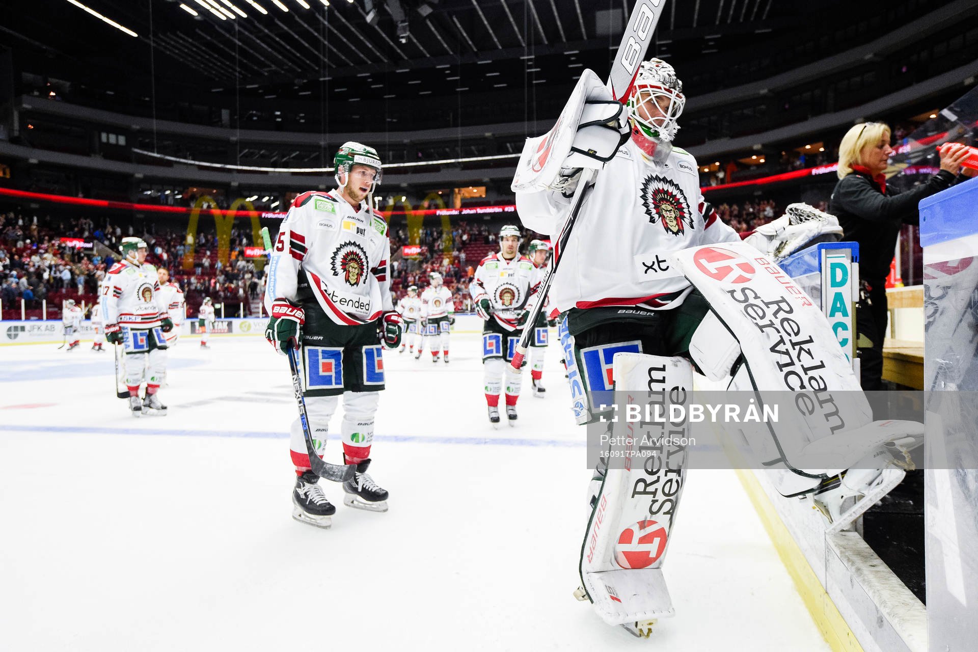 Frölundas målvakt Johan Gustafsson lämnar isen