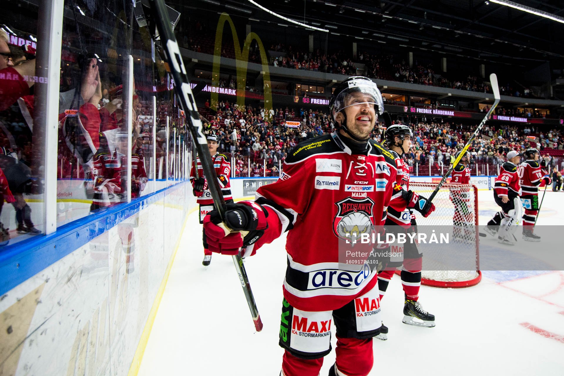 Malmö Redhawks Erik Andersson jublar mot publiken