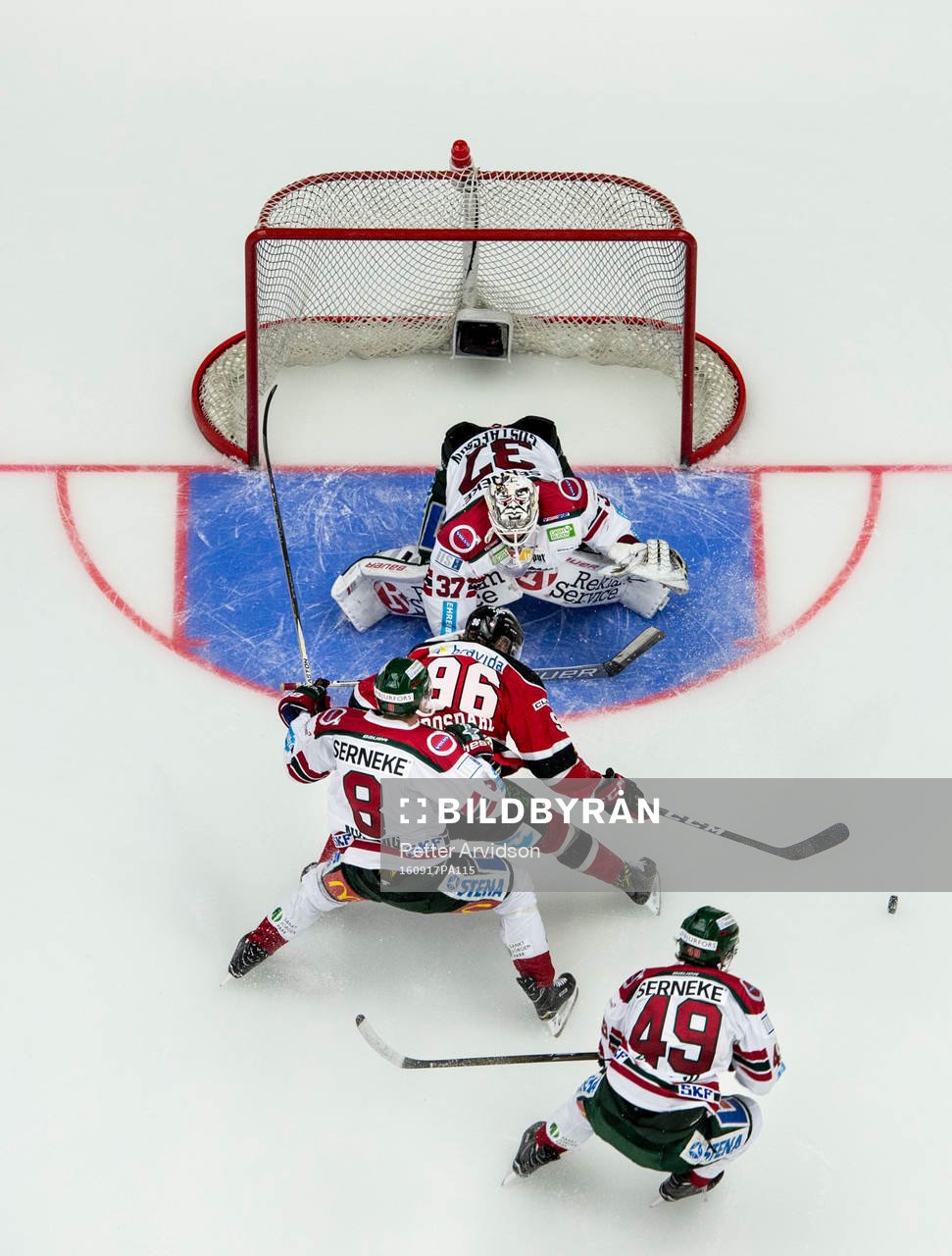 Malmö Redhawks Kim Rosdahl med målchans mot Frölundas