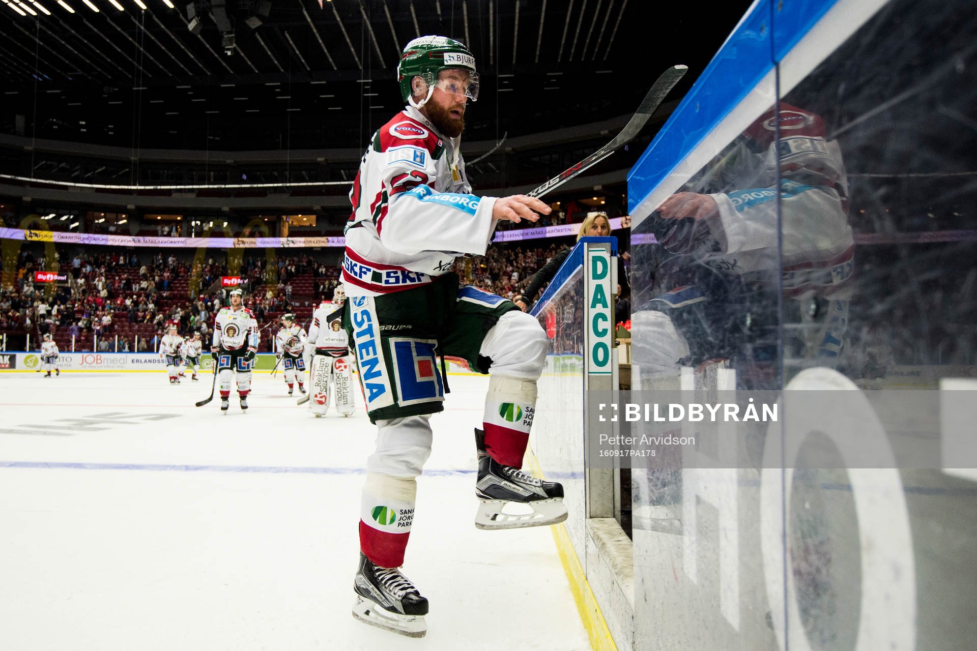 Frölundas Robin Figren lämnar isen