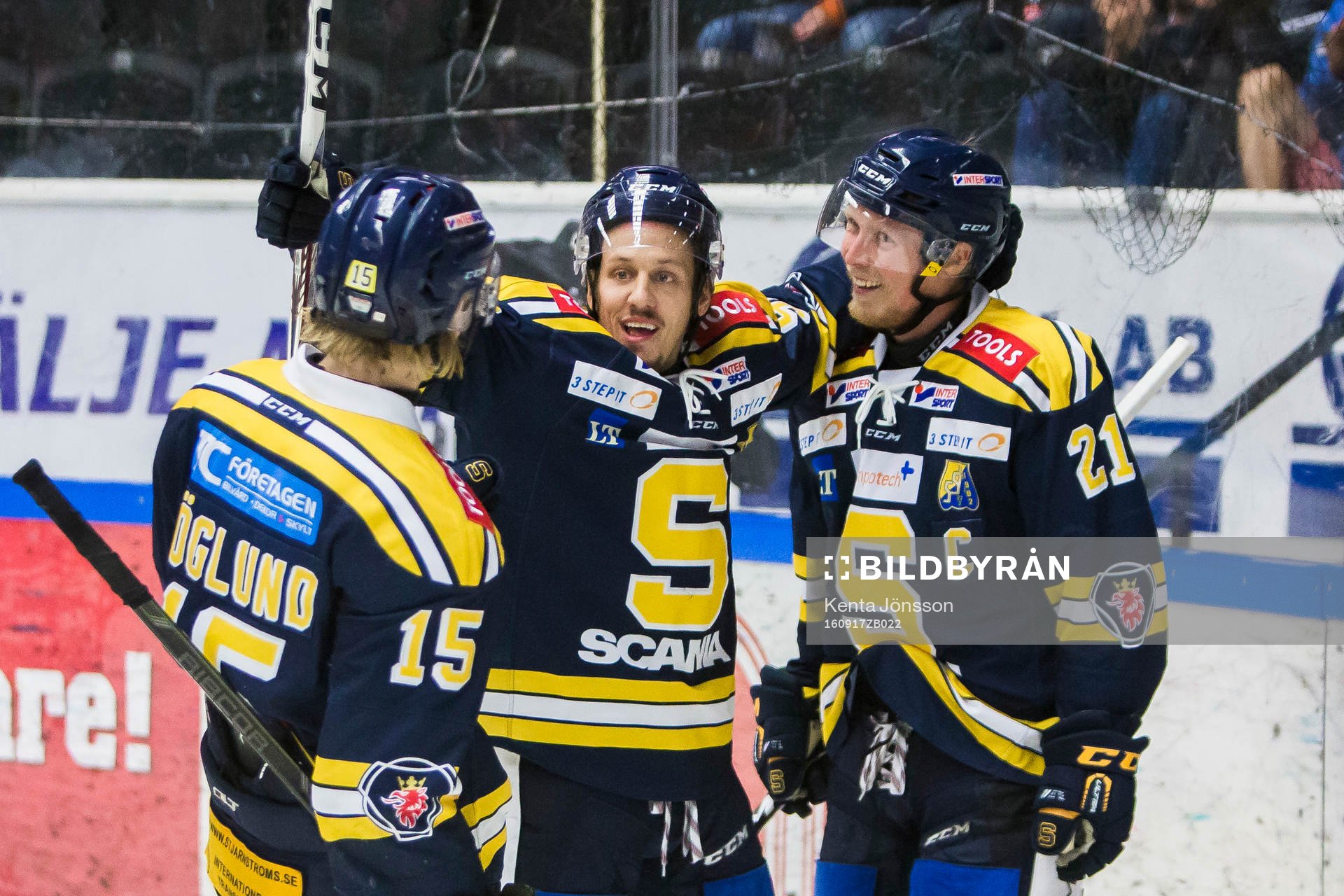Södertäljes Johan Skinnars jublar med Jonas Westerling