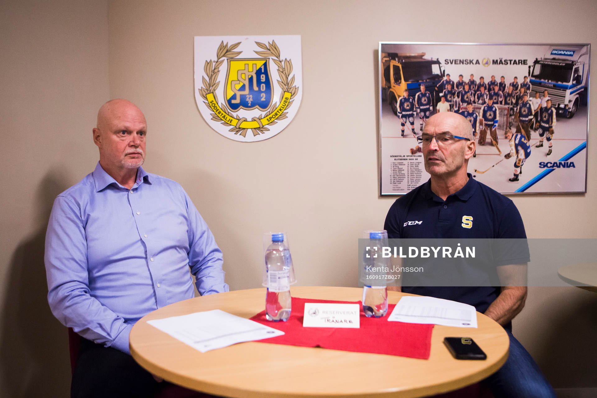 s tränare Roger Melin (v) och Södertäljes tränare Mats