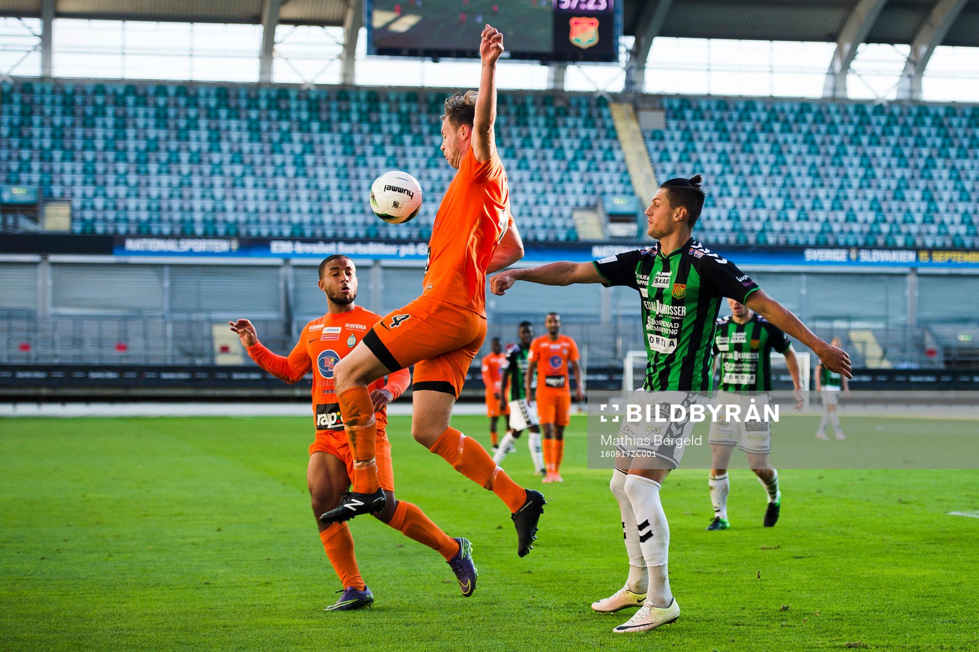 Athletics Daniel Jarl hinner före GAIS Luka Mijaljevic till bollen under fotbollsmatchen i Superettan mellan Gais och AFC United den 17 September 2016 i Göteborg.