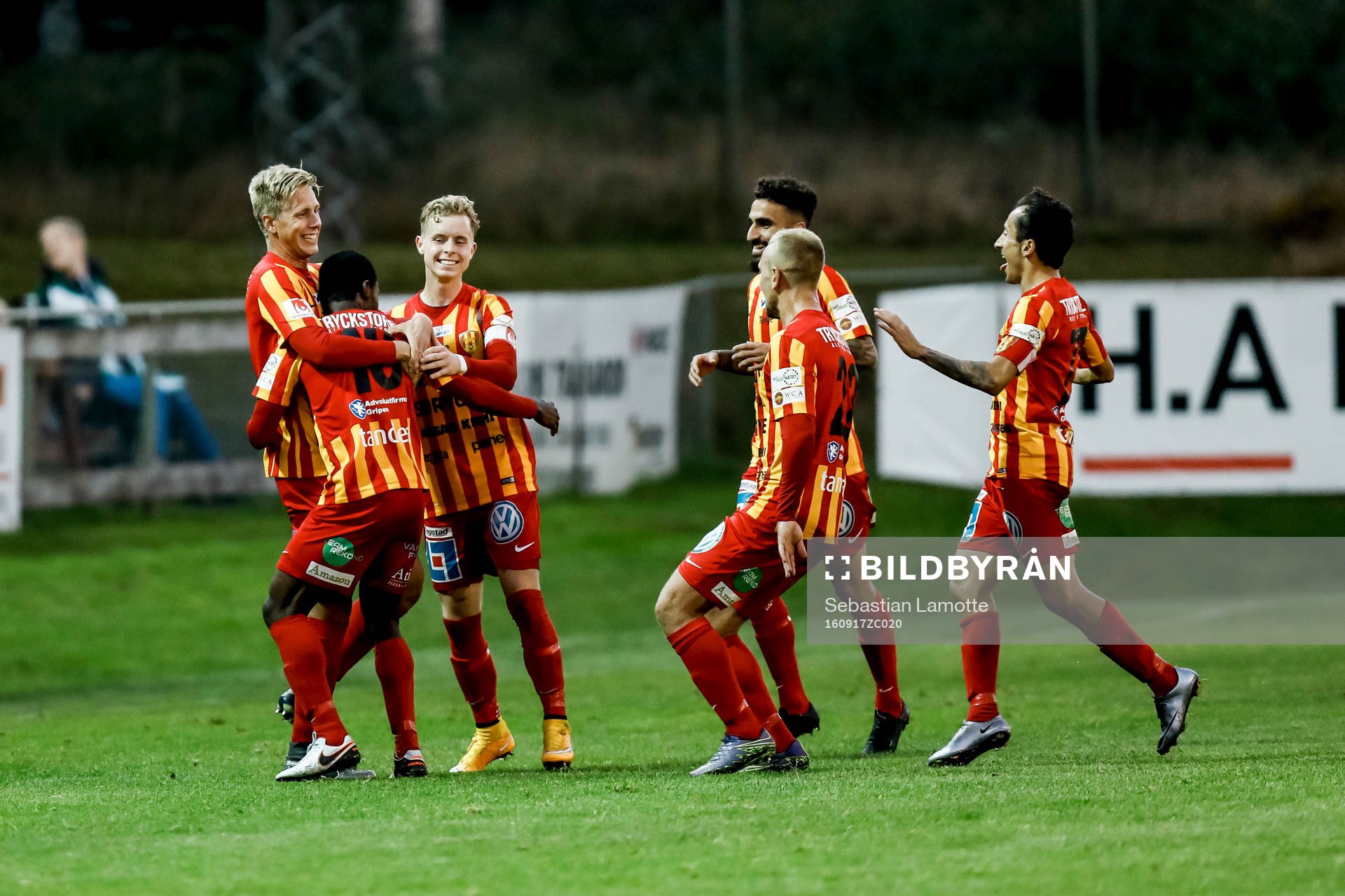 Syrianskas Success Nwosu har gjort 0-2 och jublar med