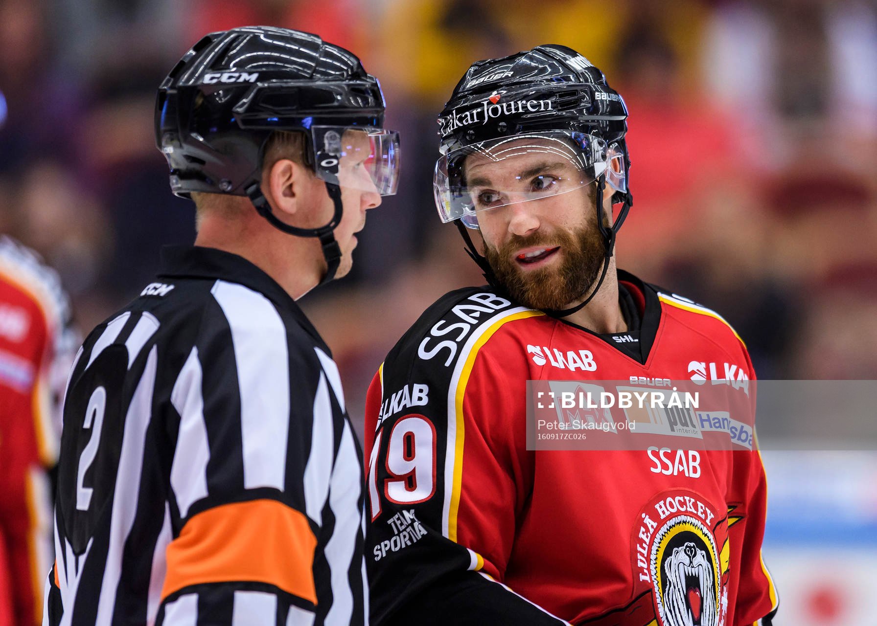 Luleås Jacob Lagacé pratar med domare Daniel Winge