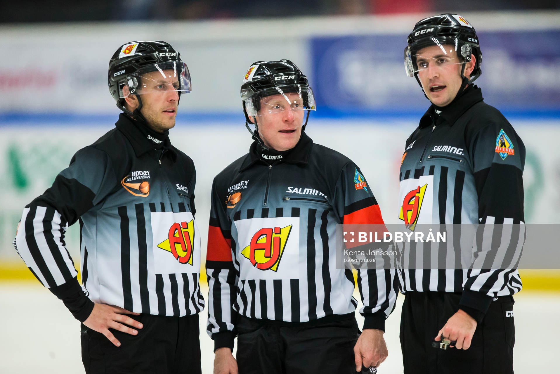 Domare Peter Lyth (m) med linjeman Rickard Nilsson och