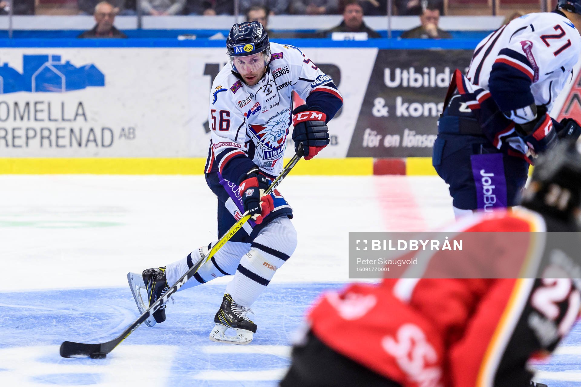 Linköpings Niclas Bergfors med pucken