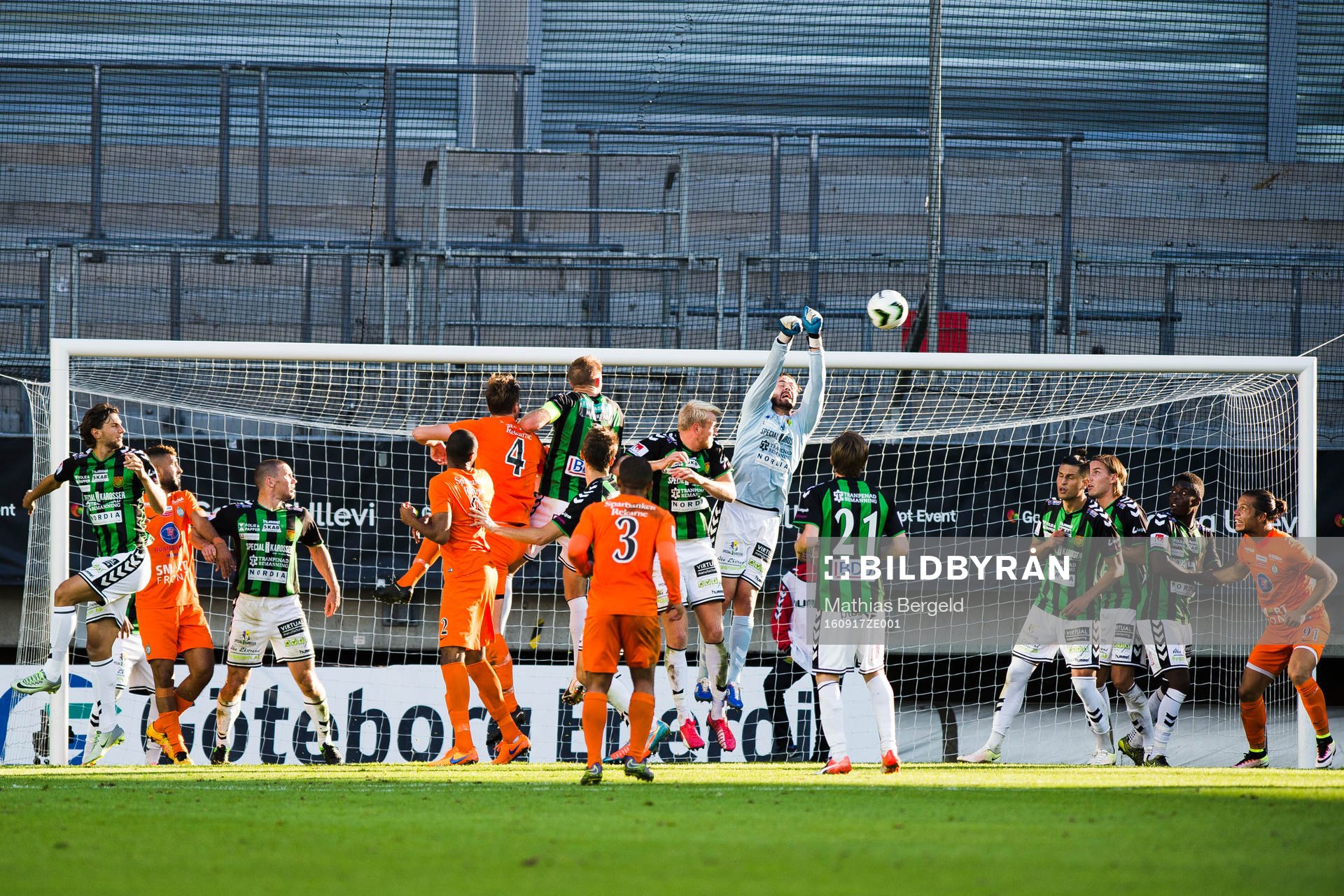 GAIS målvakt Tommi Vaiho boxar bollen