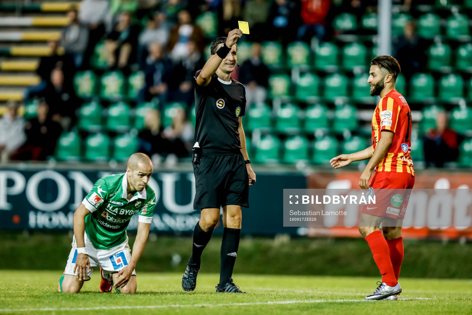 Domare Nermin Cisic ger Syrianskas Nahir Oyal  gult kort
