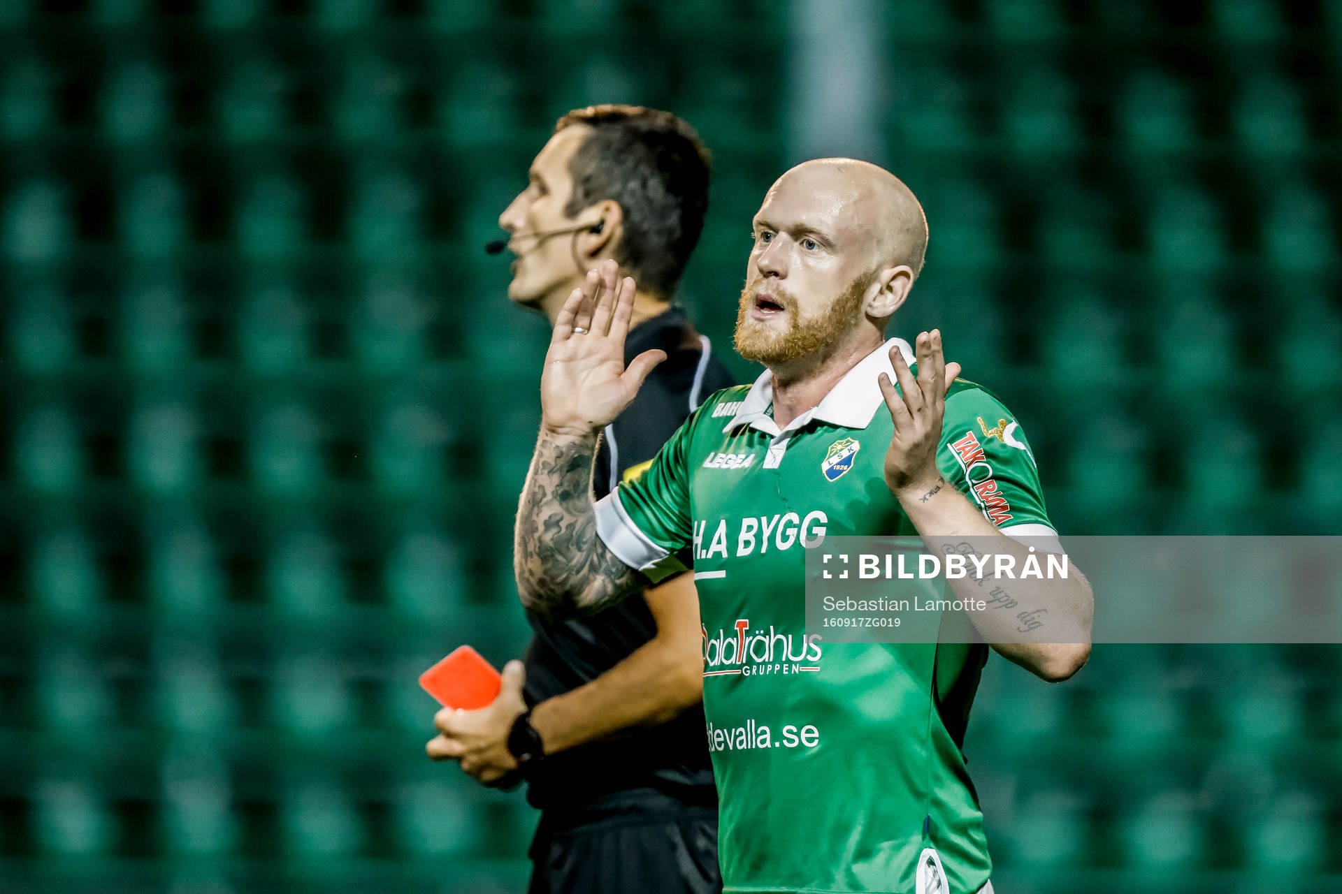 Ljungskiles Ken Fagerberg får rött kort av domare Nermin