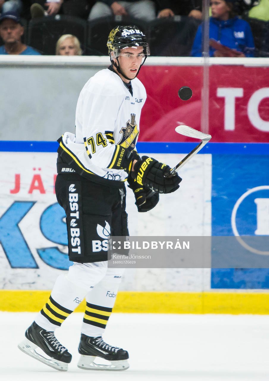 s Joakim Thelin i aktion innan ishockeymatchen i