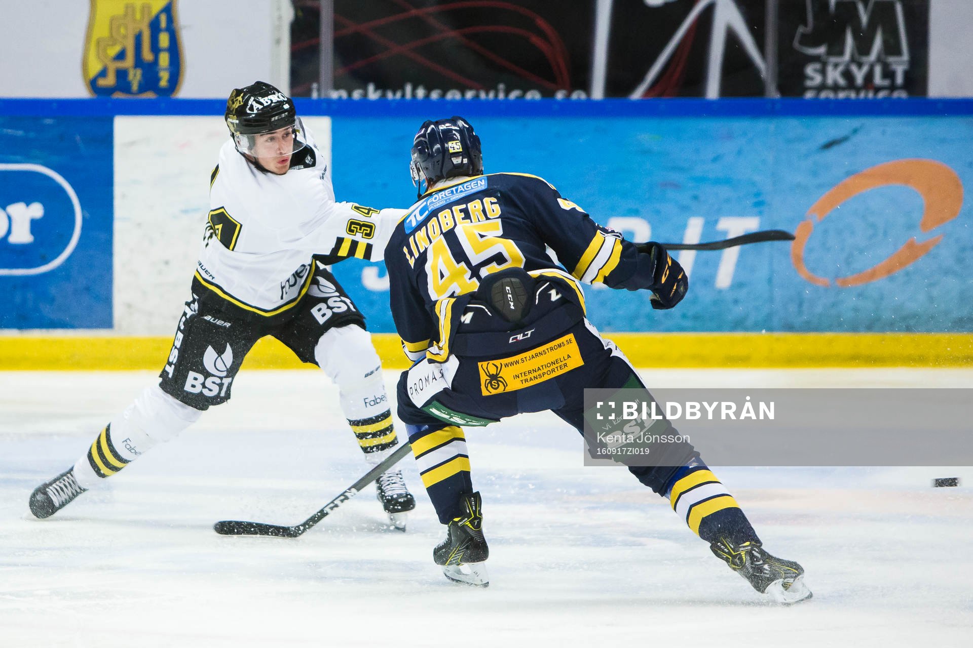 s Michael Lindqvist skjuter sitt 0-1 mål