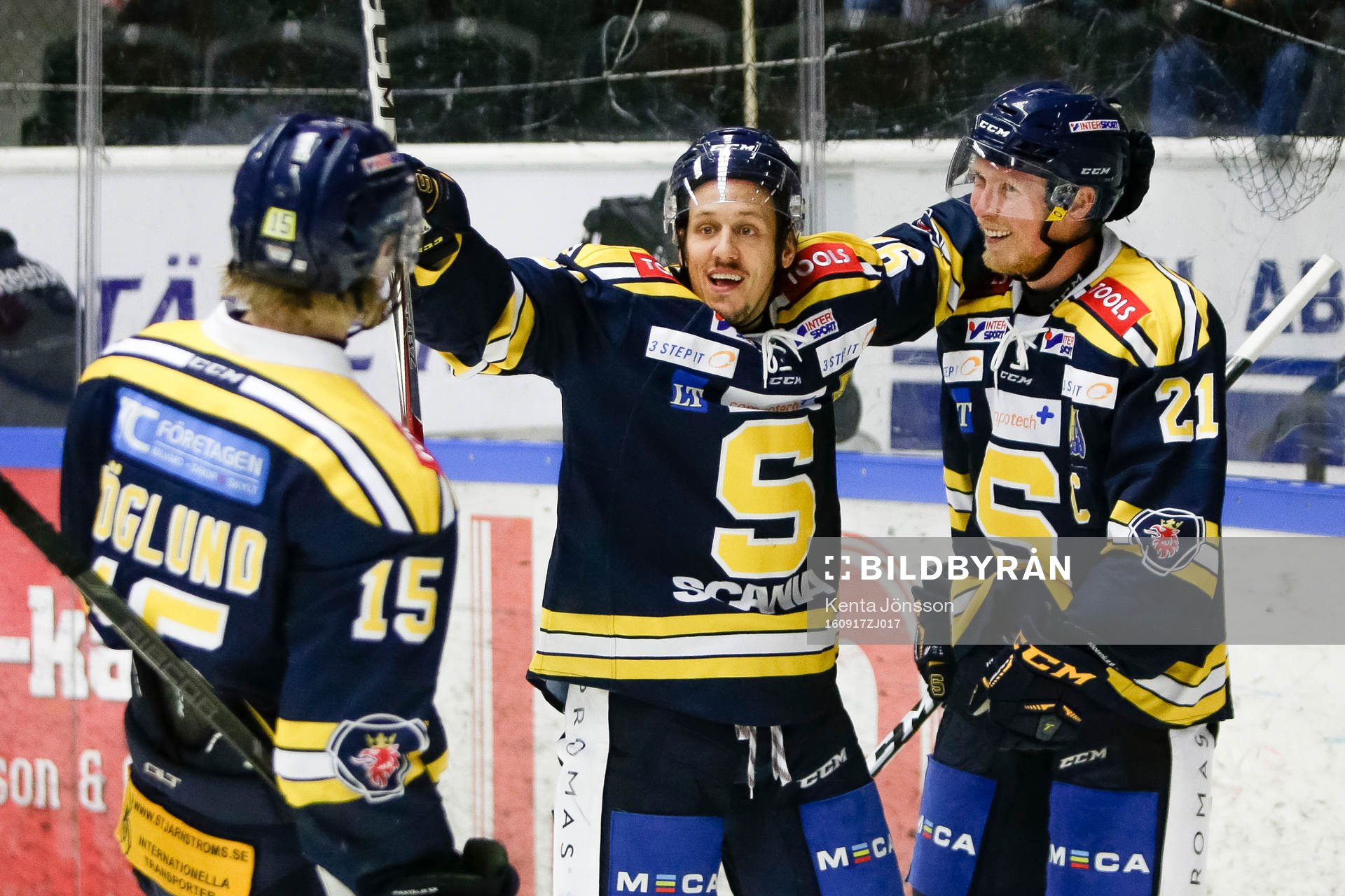 Södertäljes Sebastian Höglund , Johan Skinnars och Jonas