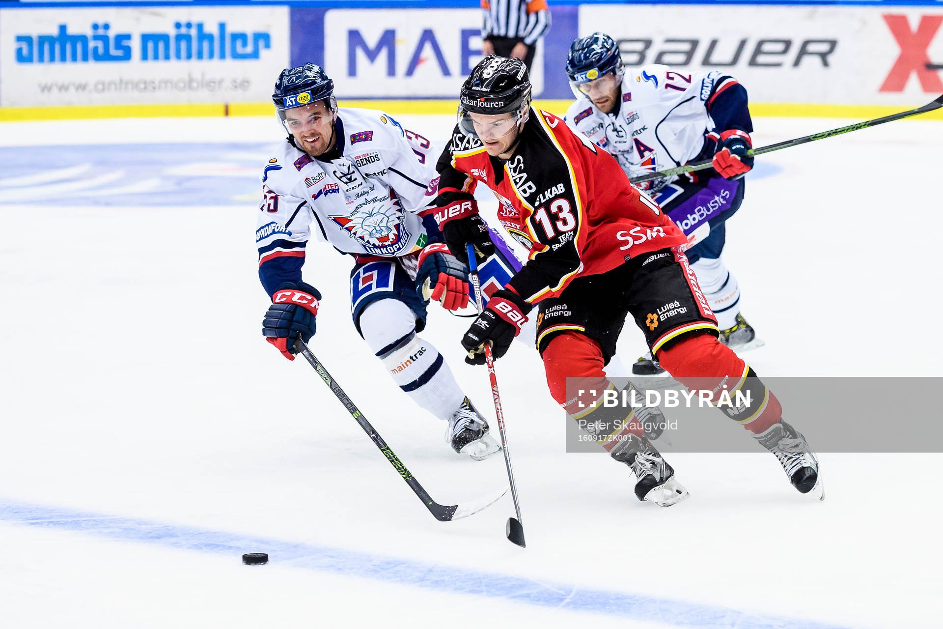 Luleås Julius Junttila jagas av Linköpings Eddie Larsson
