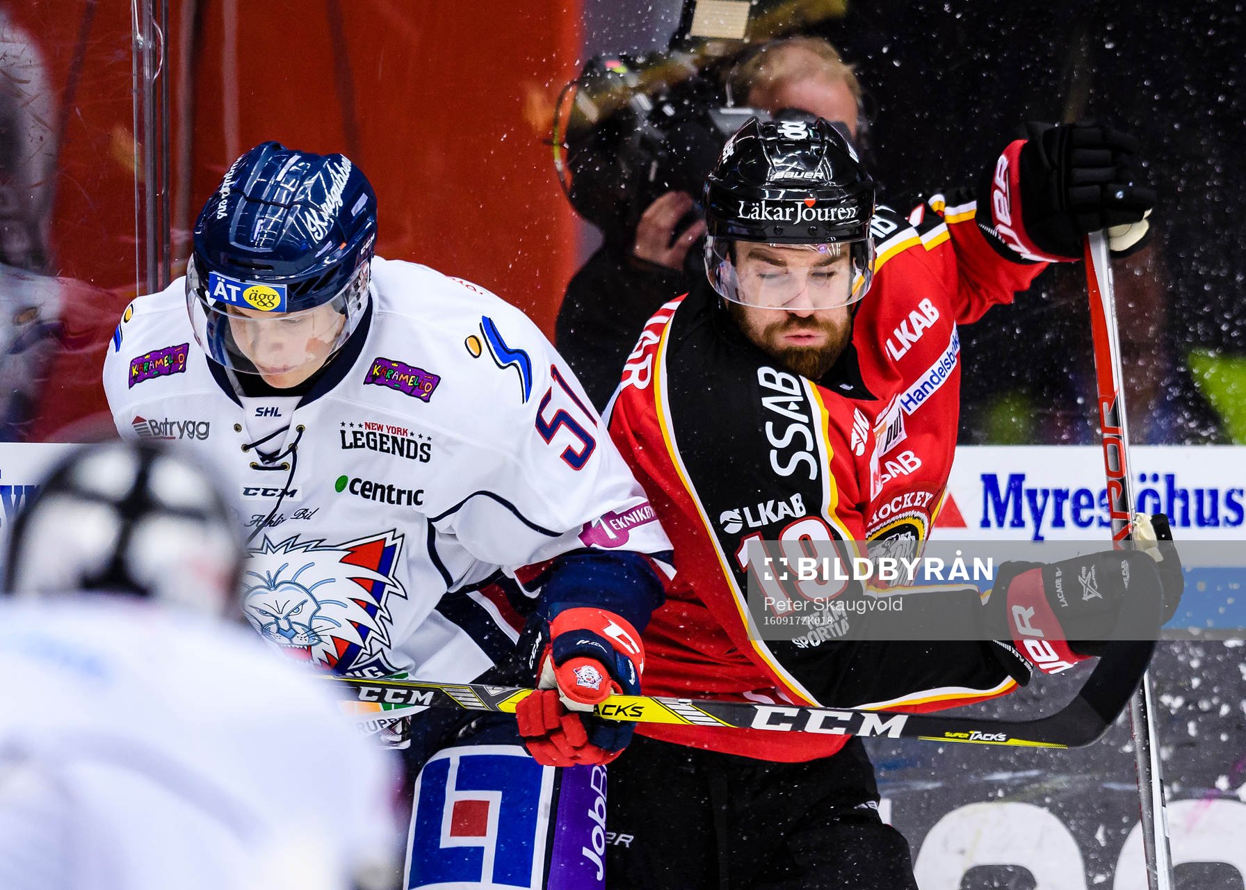 Luleås Jacob Lagacé tacklar Linköpings Kristian Näkyvä