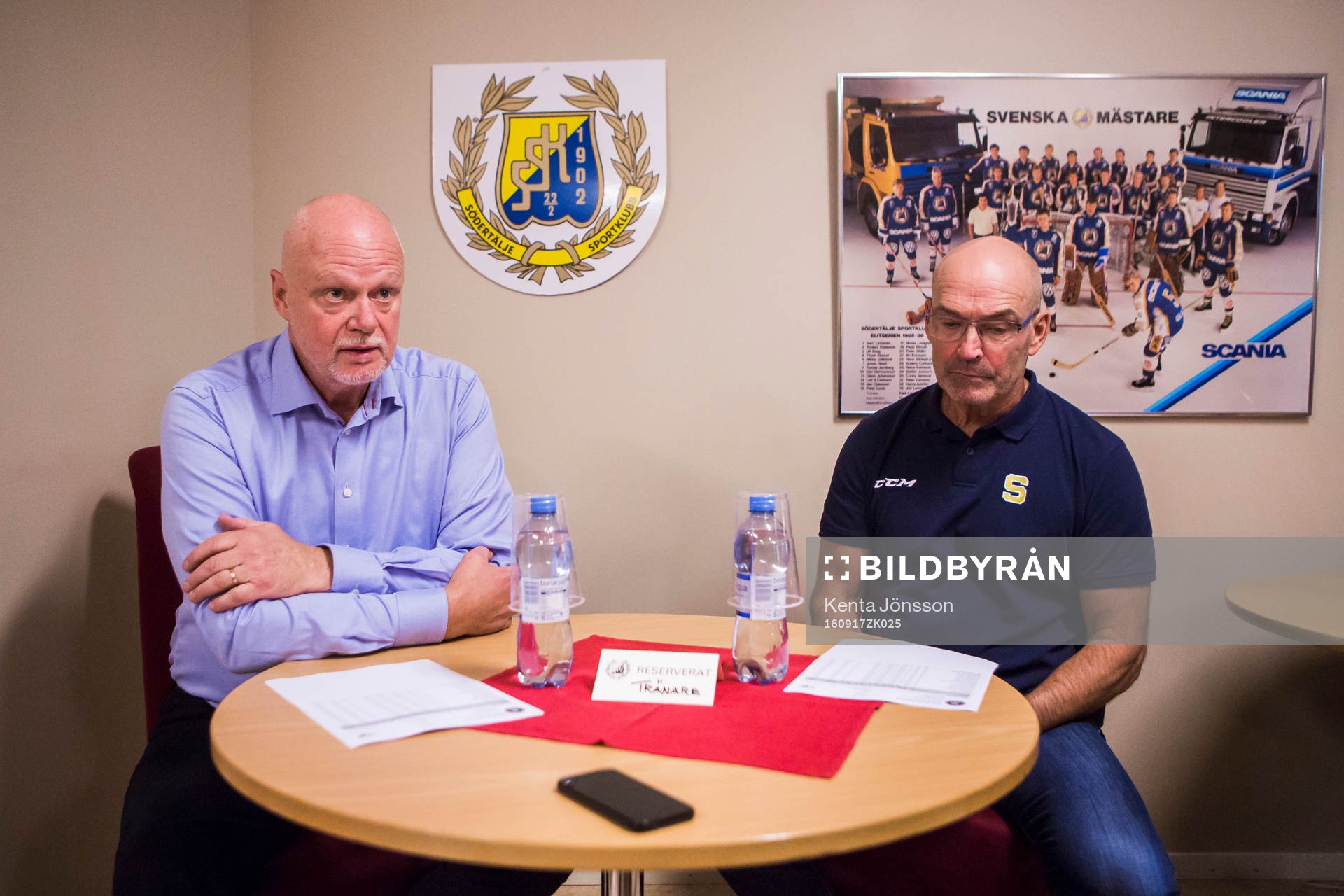 s tränare Roger Melin (v) och Södertäljes tränare Mats
