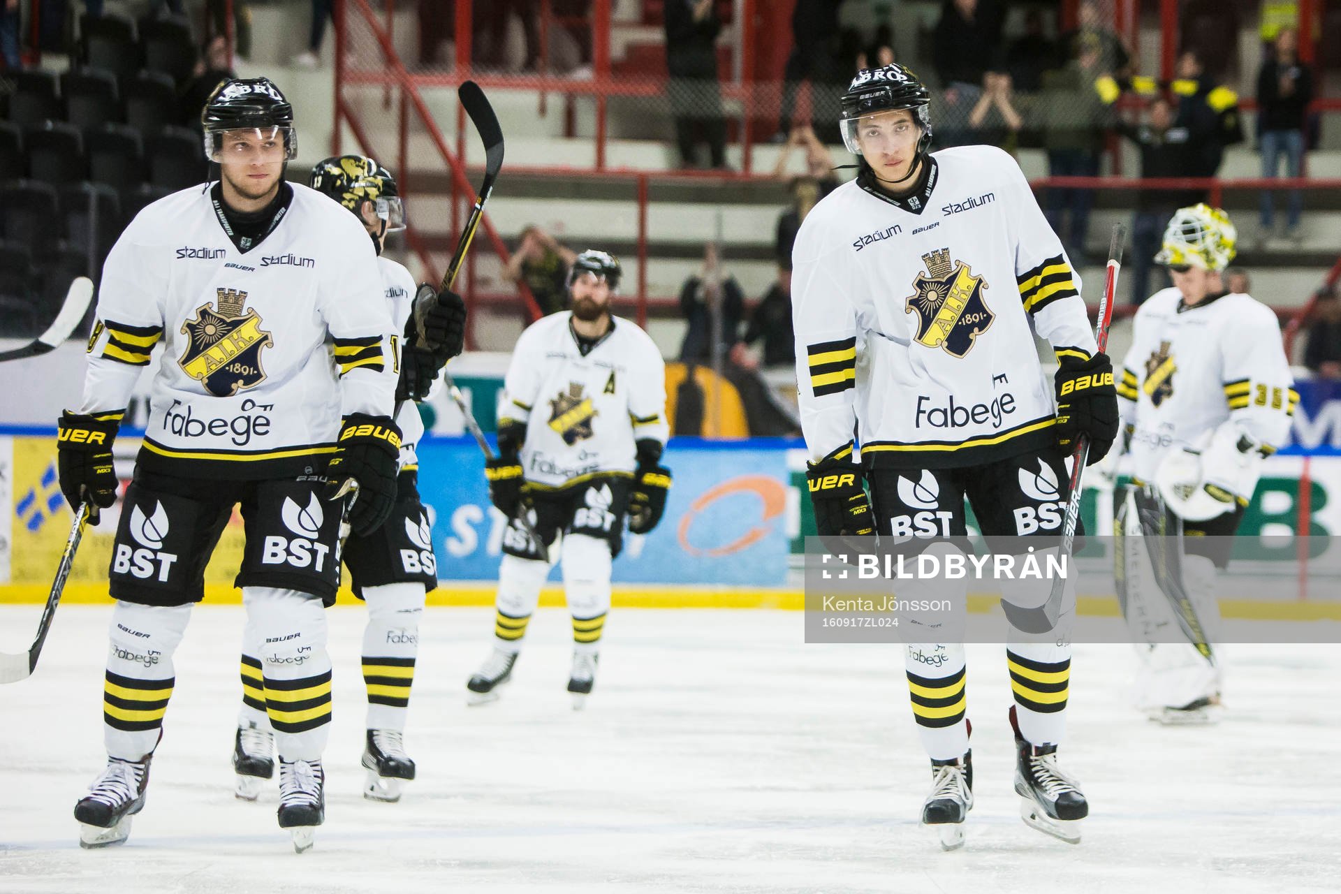 s Andreas Hjelm och Nicklas Sjölund deppar med lagkamrater