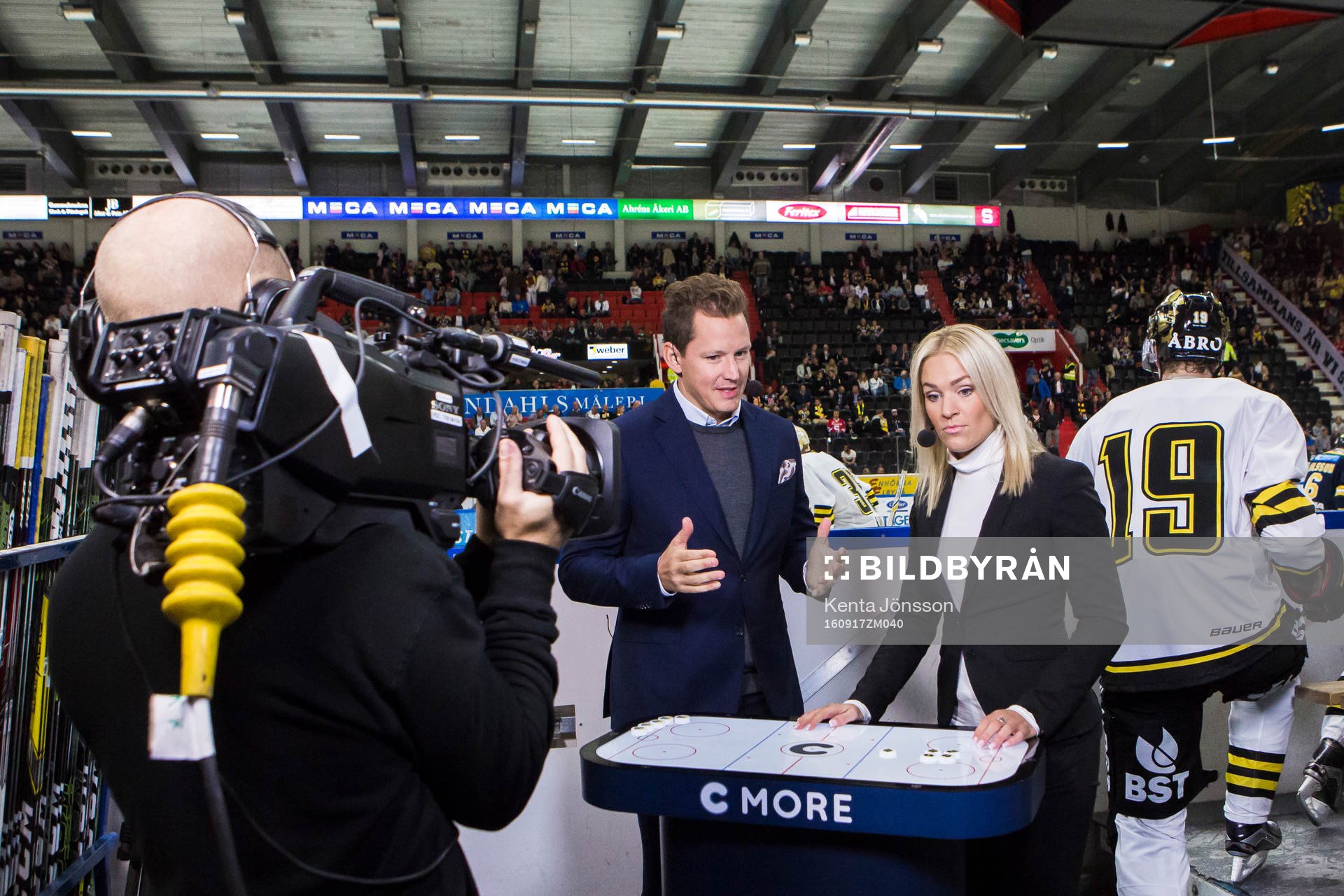 Programledare Ida Björnstad och expert Fredrik Warg i