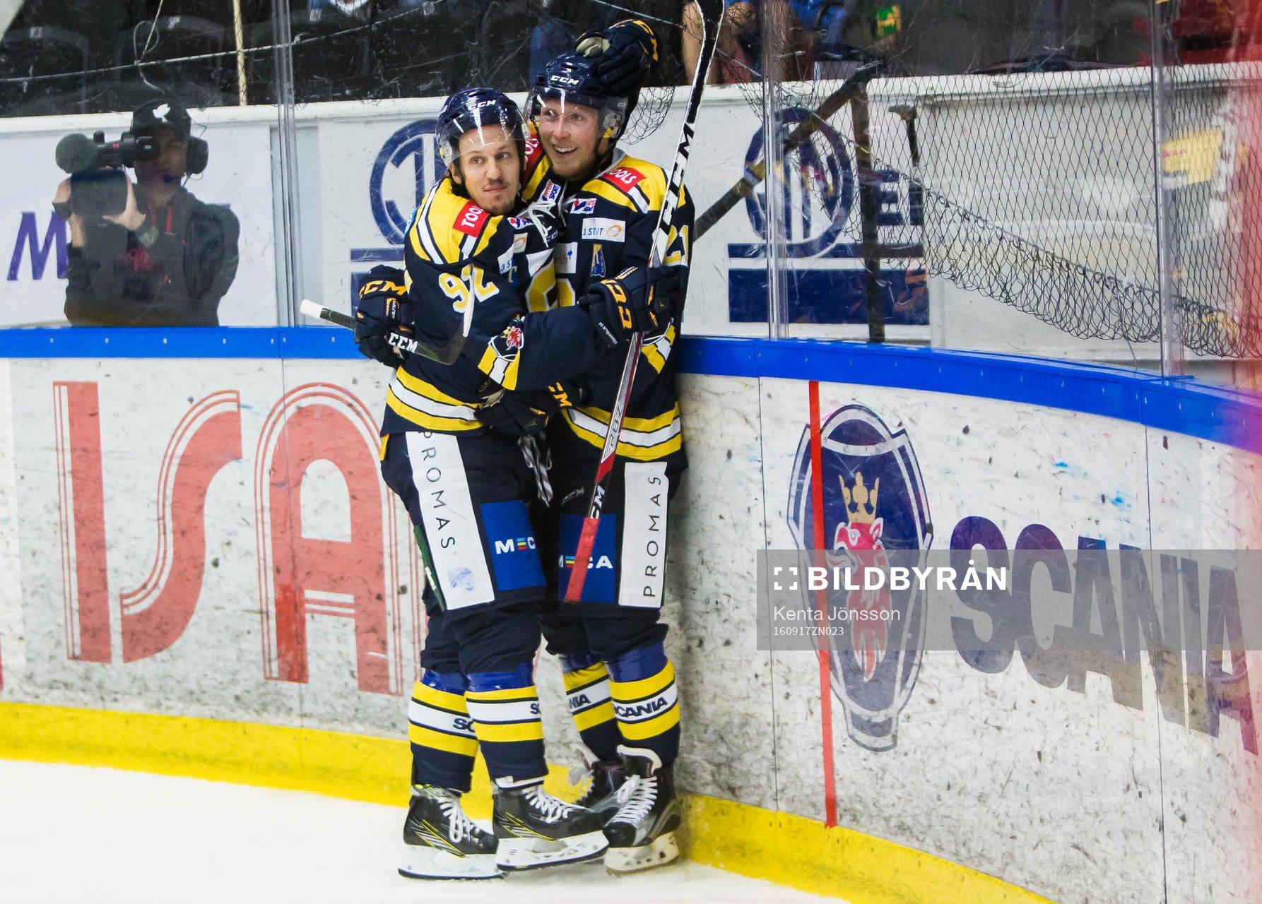 Södertäljes Jonas Westerling (v) jublar med Johan Skinnars