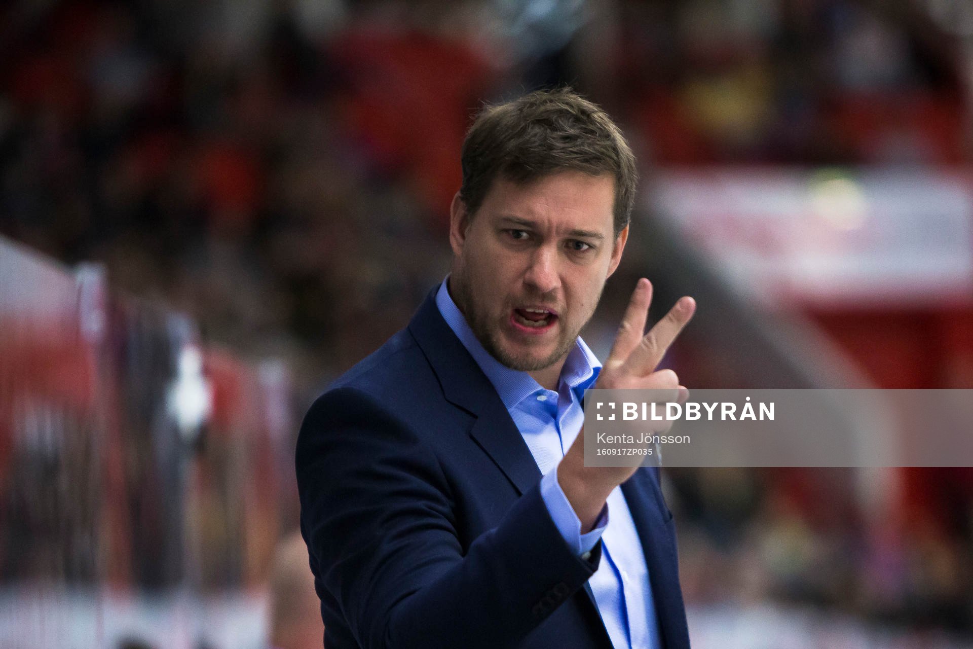 s assisterande tränare Patrik Klüft gestikulerar