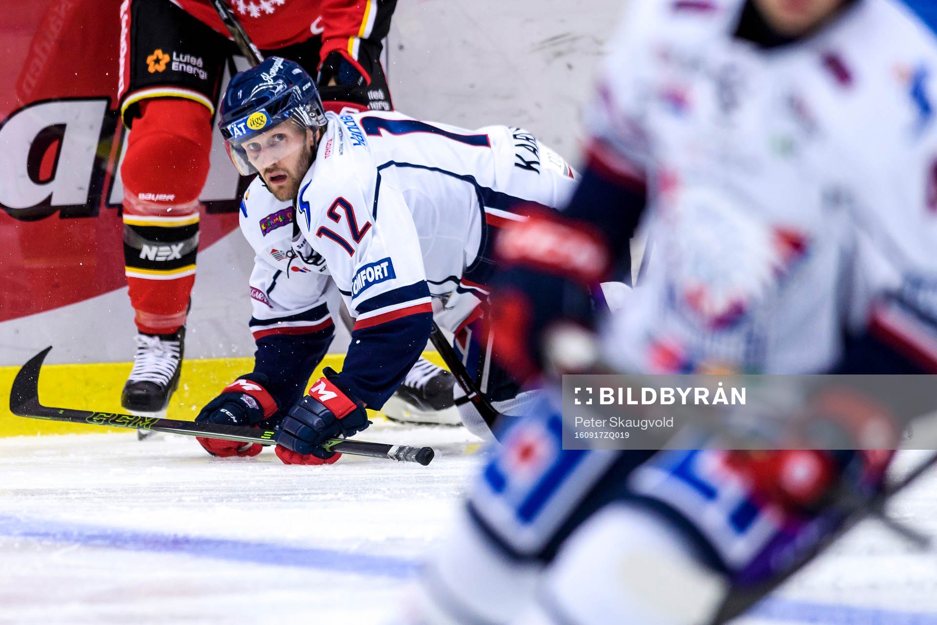 Linköpings Sebastian Karlsson ligger på isen