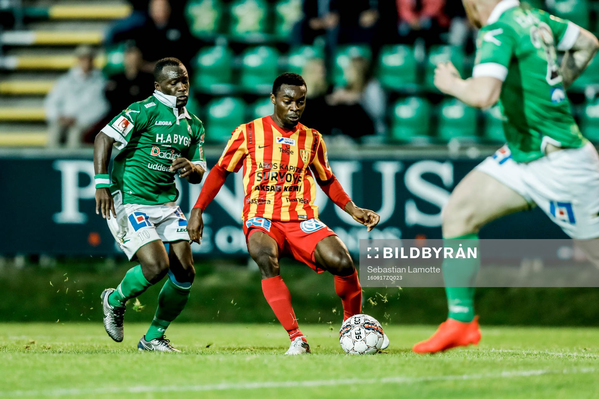 Syrianskas Success Nwosu före Ljungskiles Ahmed Suleiman