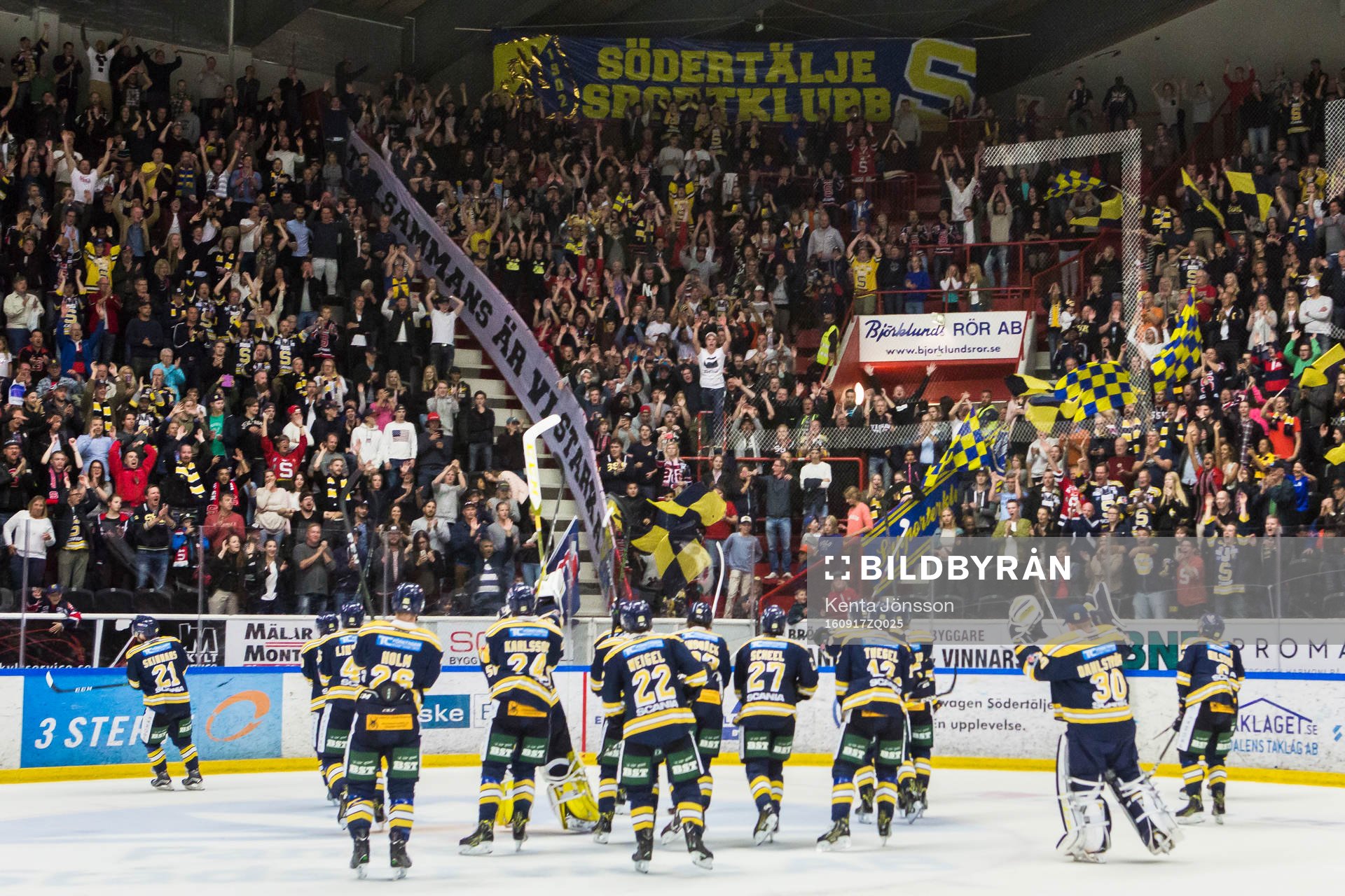 Södertäljes spelare jublar med Södertäljes supportrar