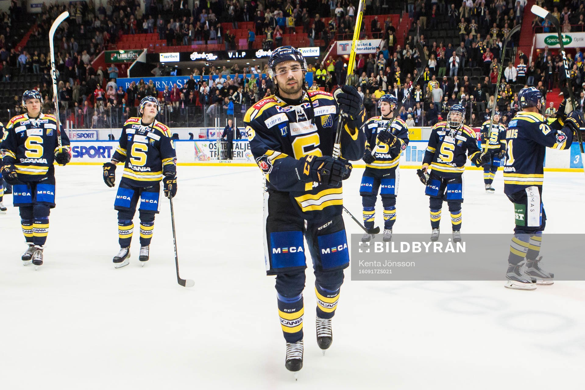 Södertäljes Jonas Vidlund med lagkamrater jublar