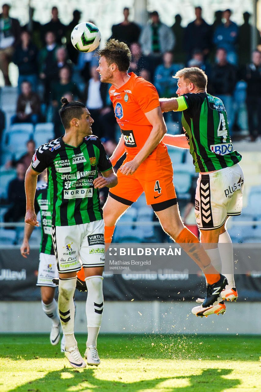 Athletics Daniel Jarl nickar bort bollen framför GAIS Luka Mijaljevic och Steven Old under fotbollsmatchen i Superettan mellan Gais och AFC United den 17 September 2016 i Göteborg.