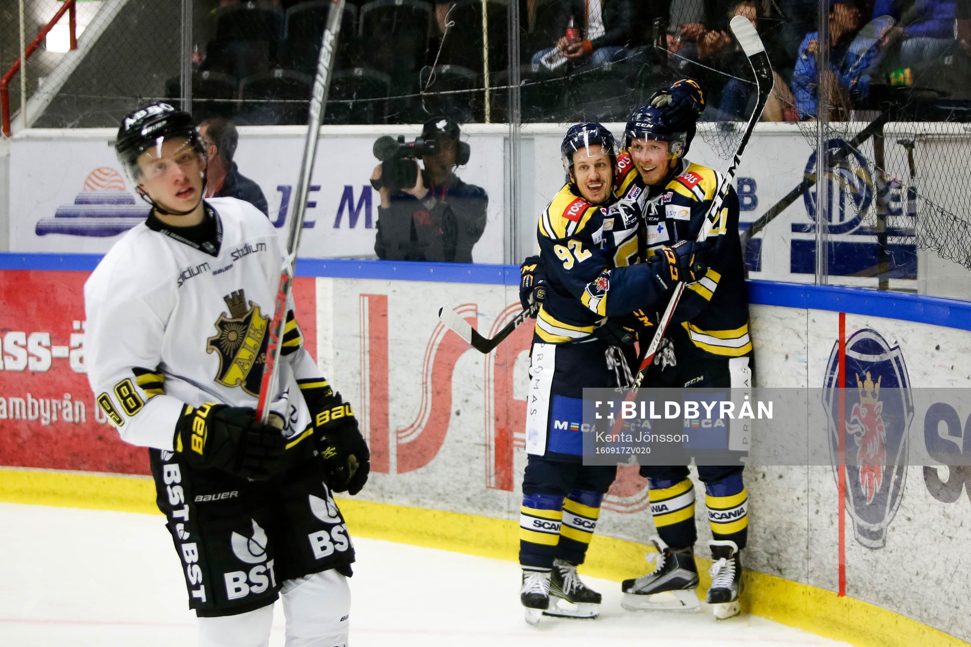 Södertäljes Johan Skinnars och Jonas Westerling jublar