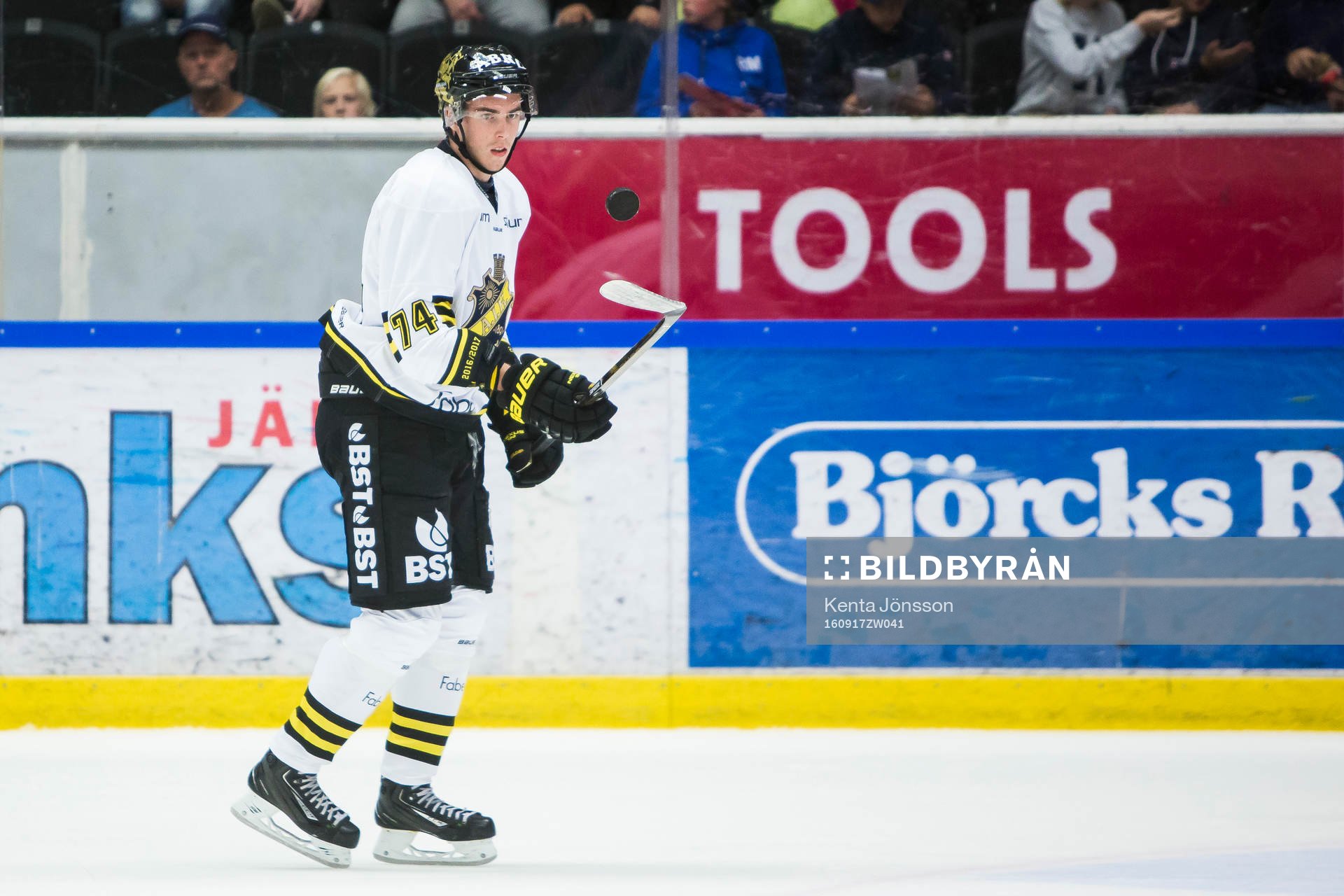 s Joakim Thelin i aktion innan ishockeymatchen i