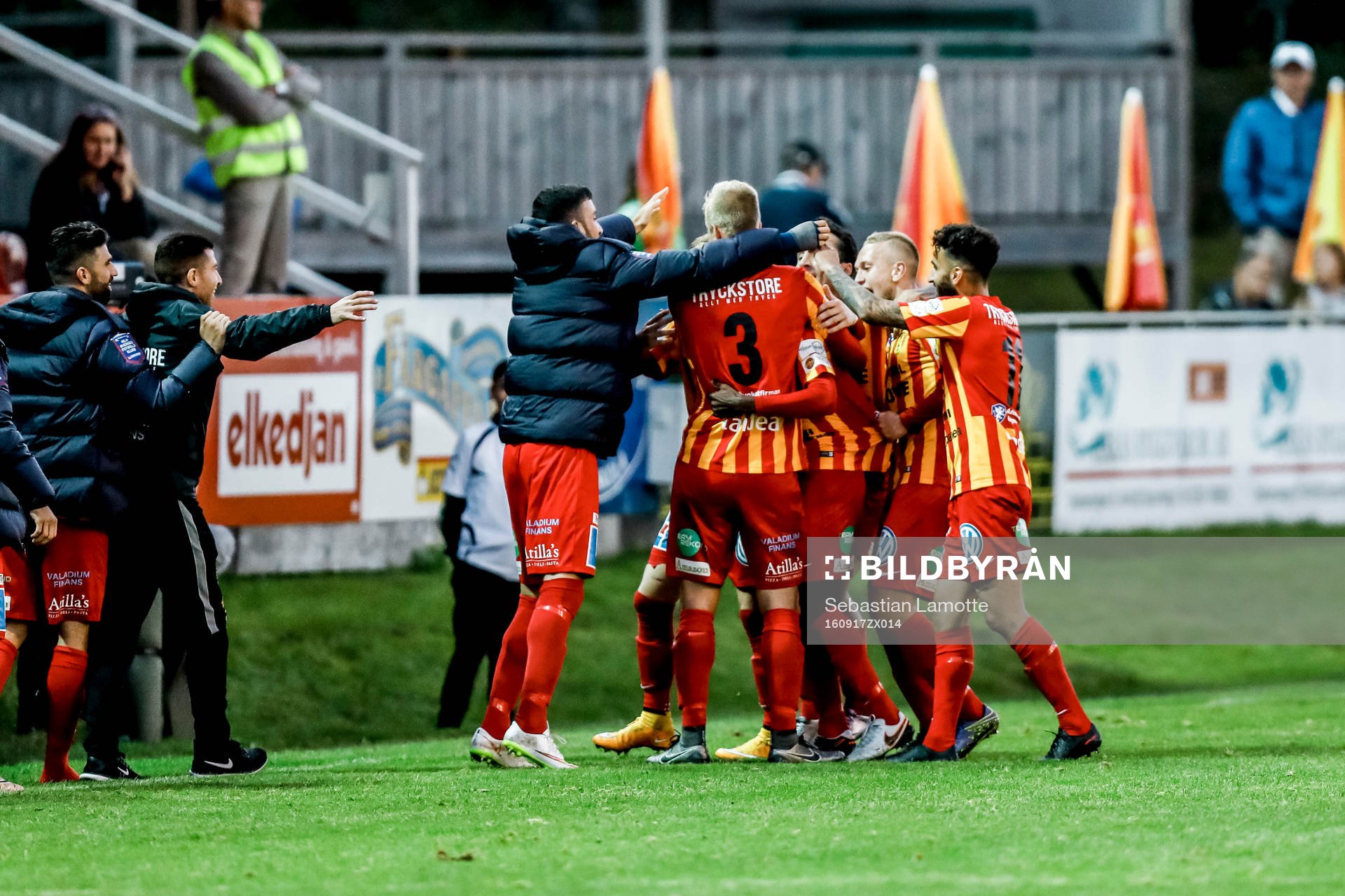 Syrianskas Success Nwosu har gjort 0-2 och jublar med